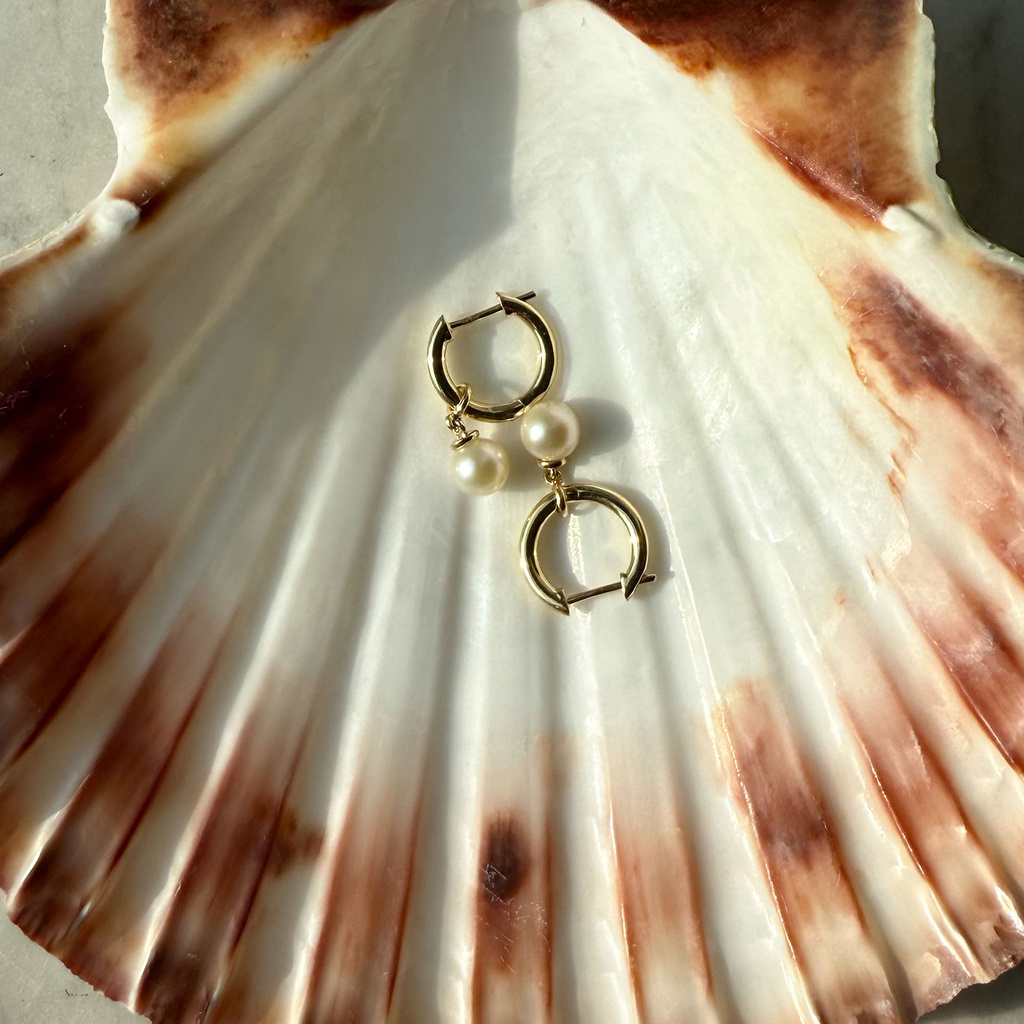 Je t´aime örhängen 18K guld - Coraline Akoya