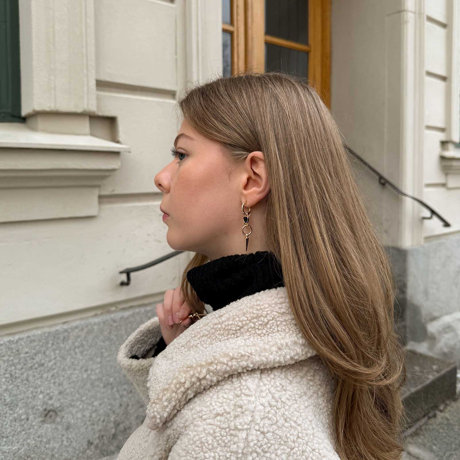 Guldfärgade örhängen, svart hjärta med pil - 50mm