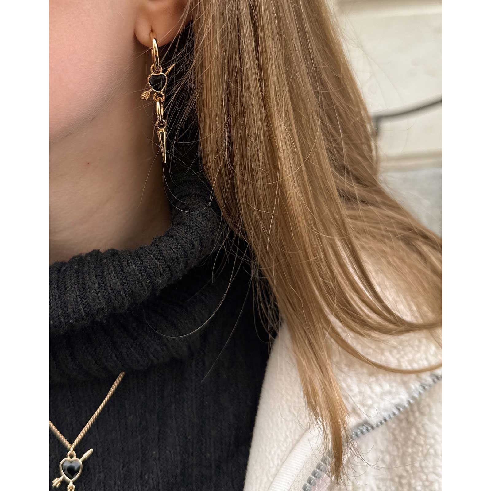 Guldfärgade örhängen, svart hjärta med pil - 50mm