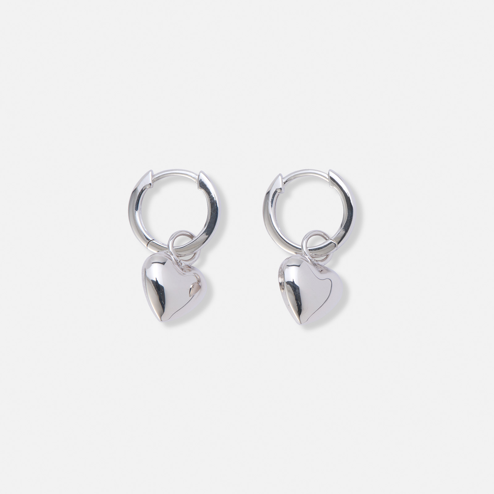 Gulpläterade silverörhängen, hoops med 10 mm hjärta