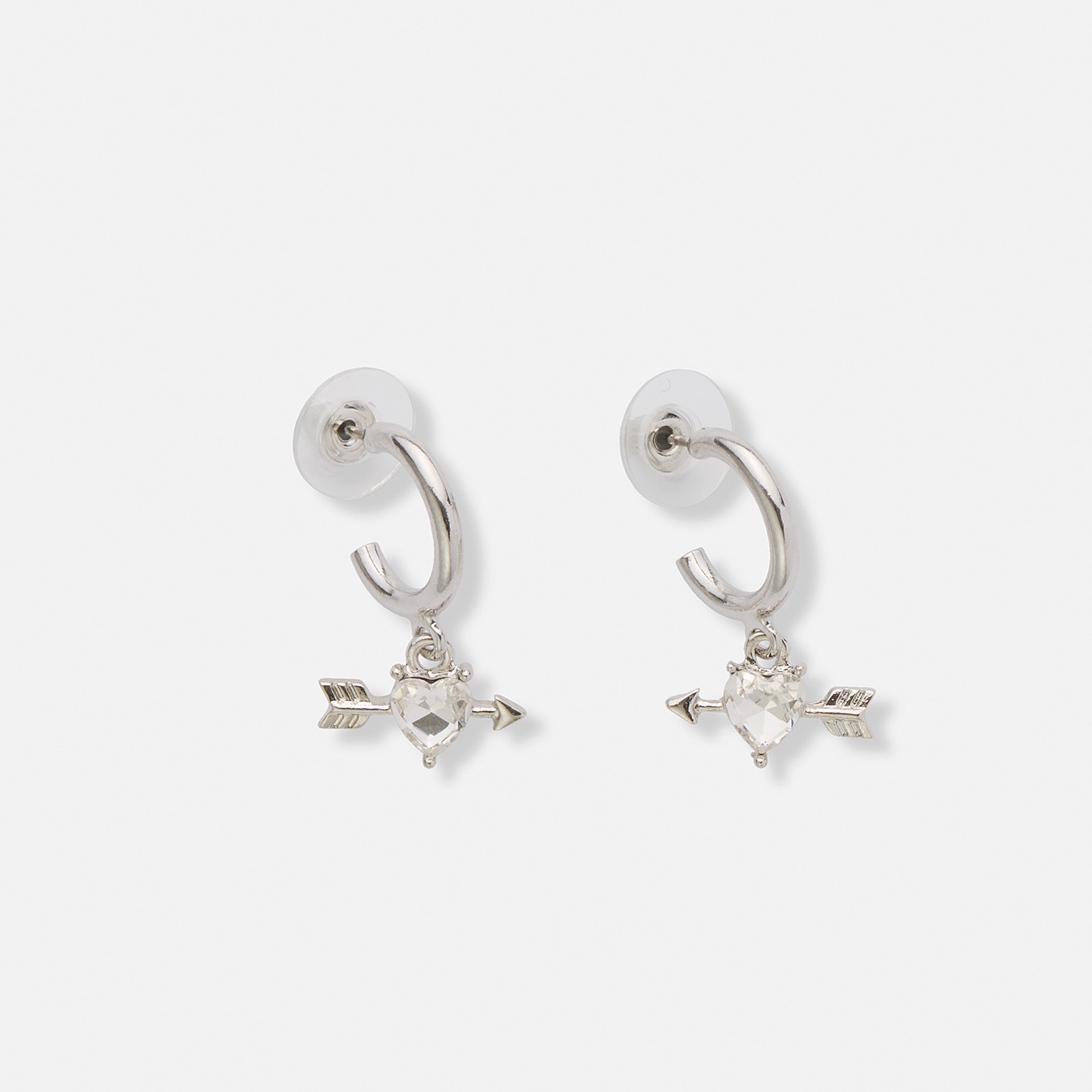 Silverfärgade hoops med hängande hjärtan