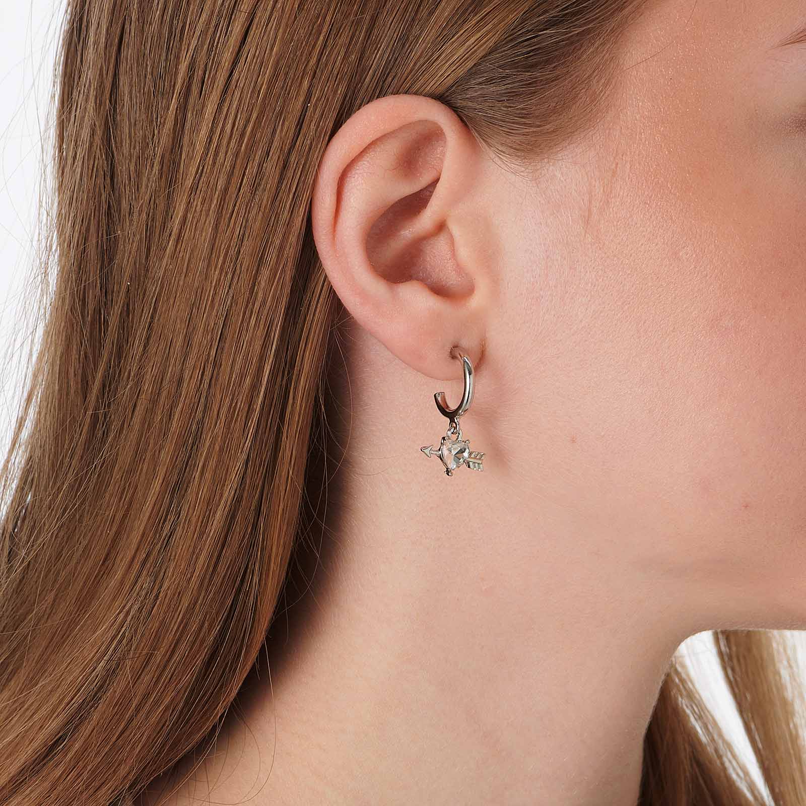 Silverfärgade hoops med hängande hjärtan