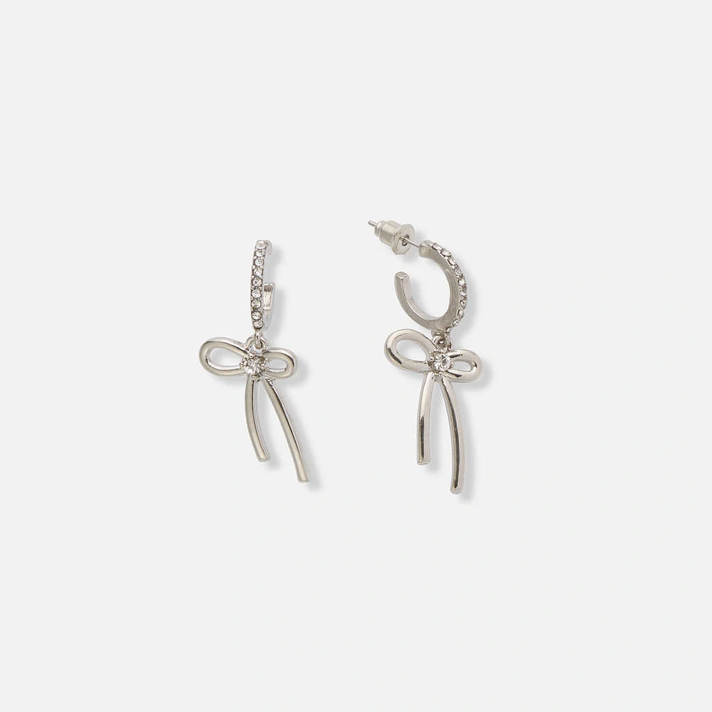 Silverfärgade örhängen, hängande rosett med glasstenar - 3,5 cm