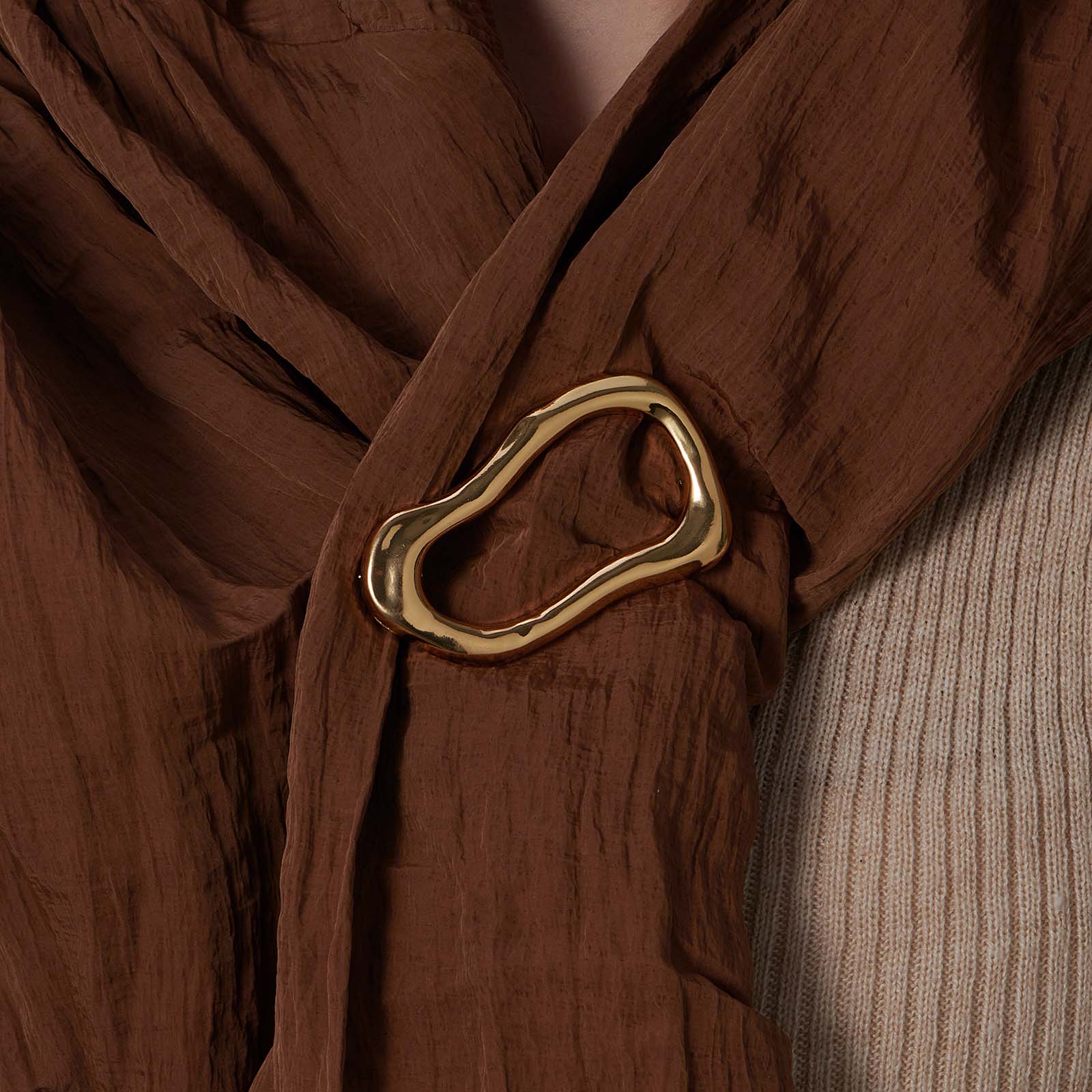 Guldfärgad brosch, ojämn oval form – 6,5 cm