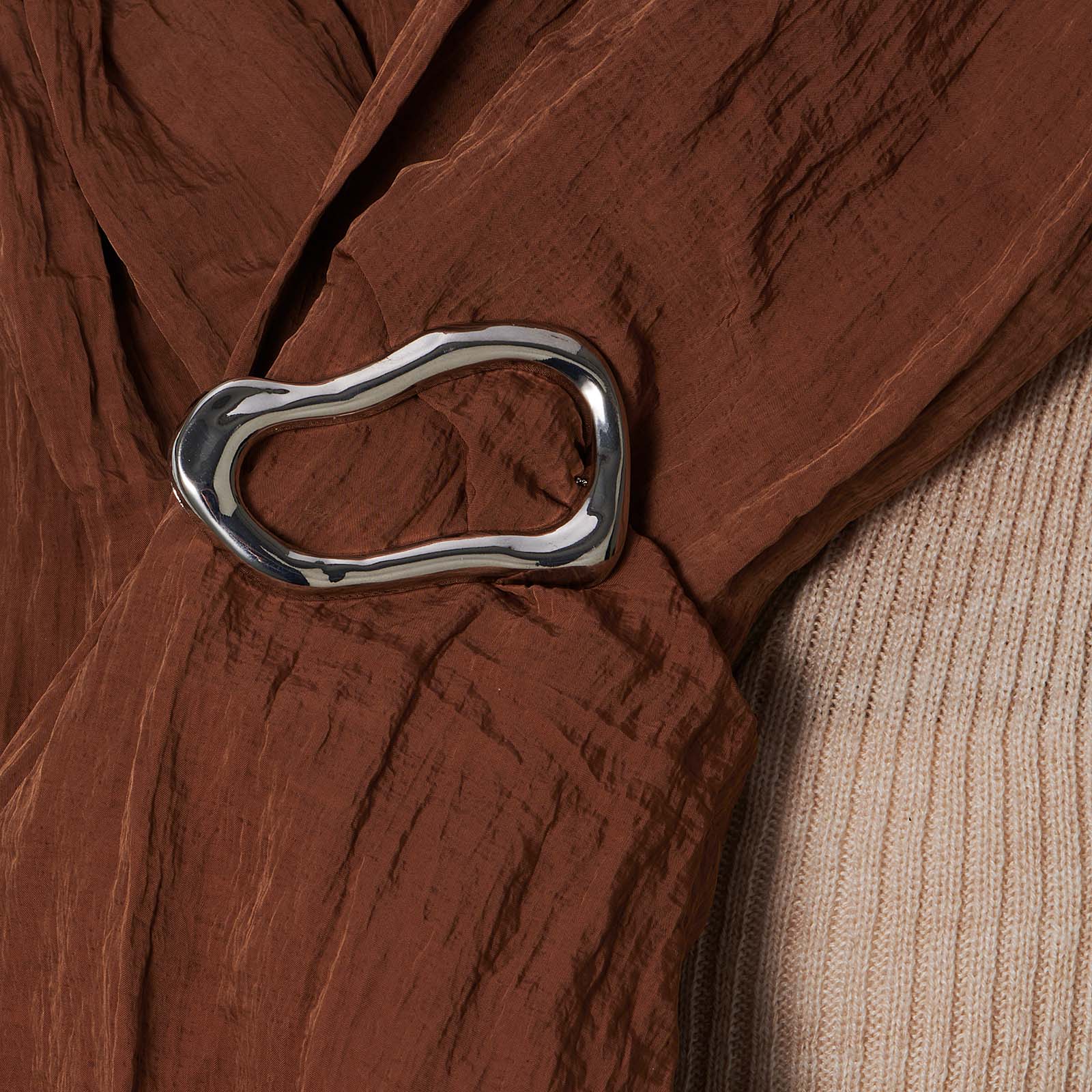 Silverfärgad brosch, ojämn oval form – 6,5 cm