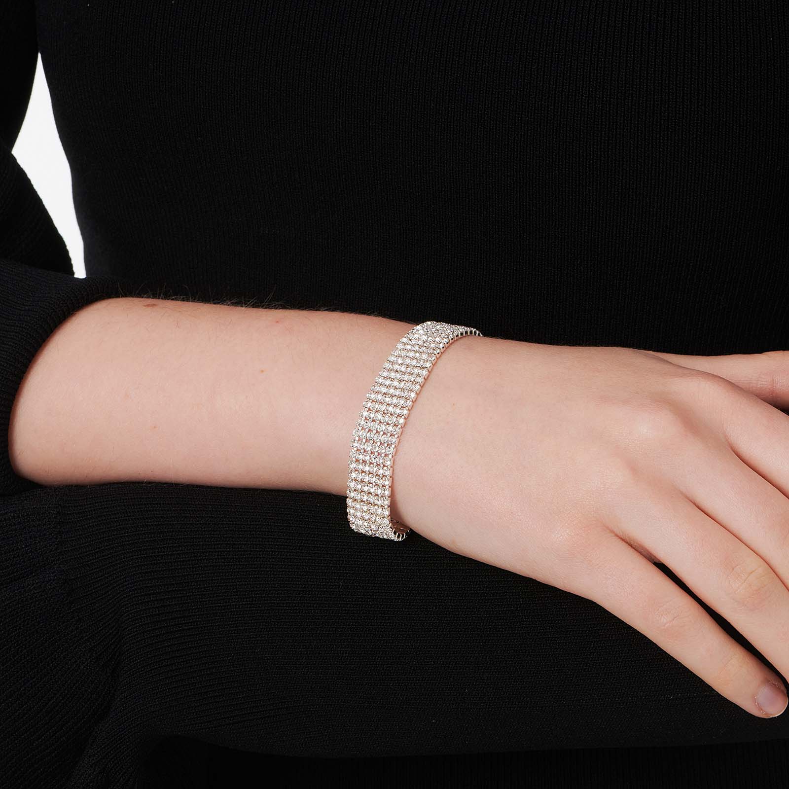 Silverfärgat armband Red Carpet, sex rader strass – 16,5+3 cm