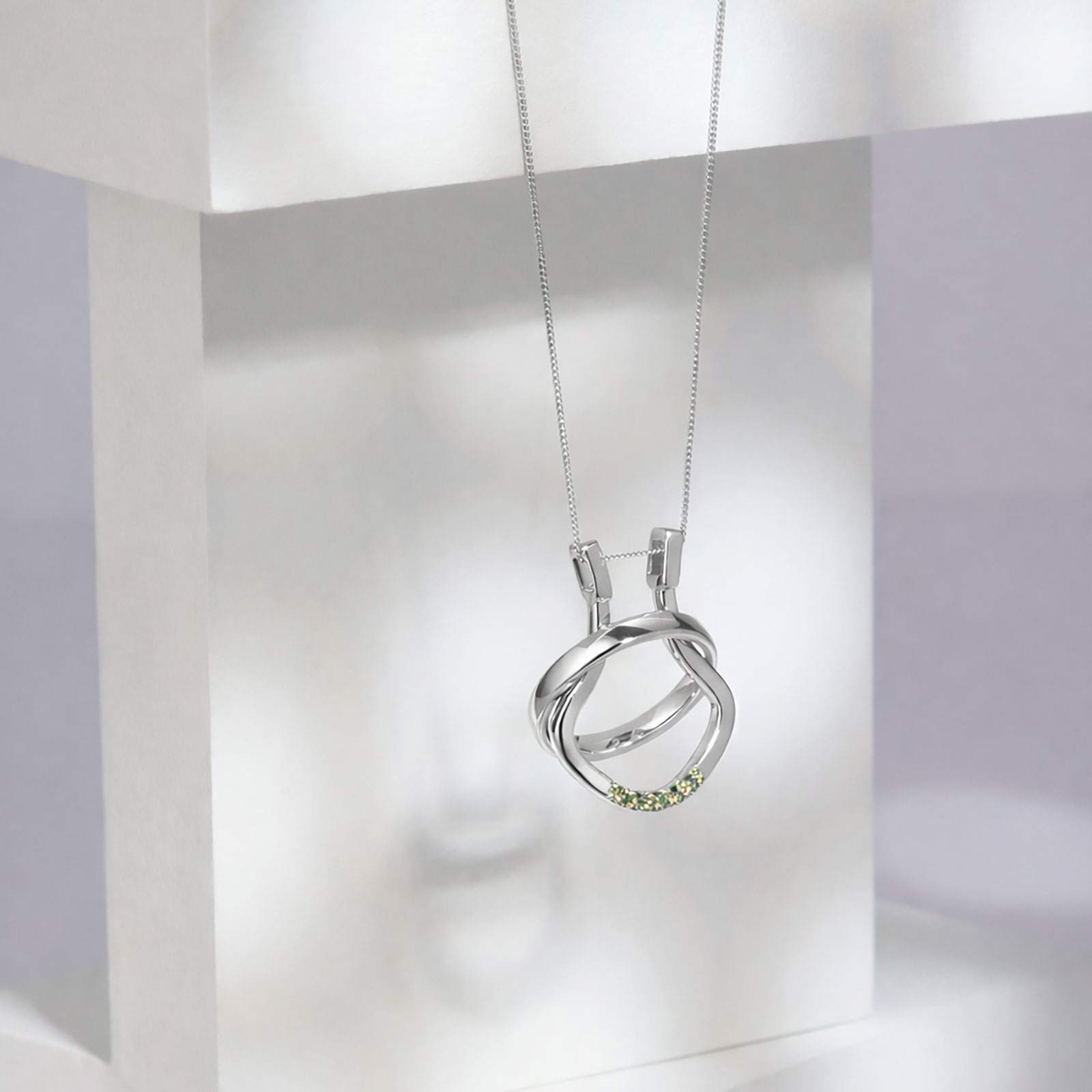 Je t´aime 9K vitguld ringhållare - Porte Bague Emerald