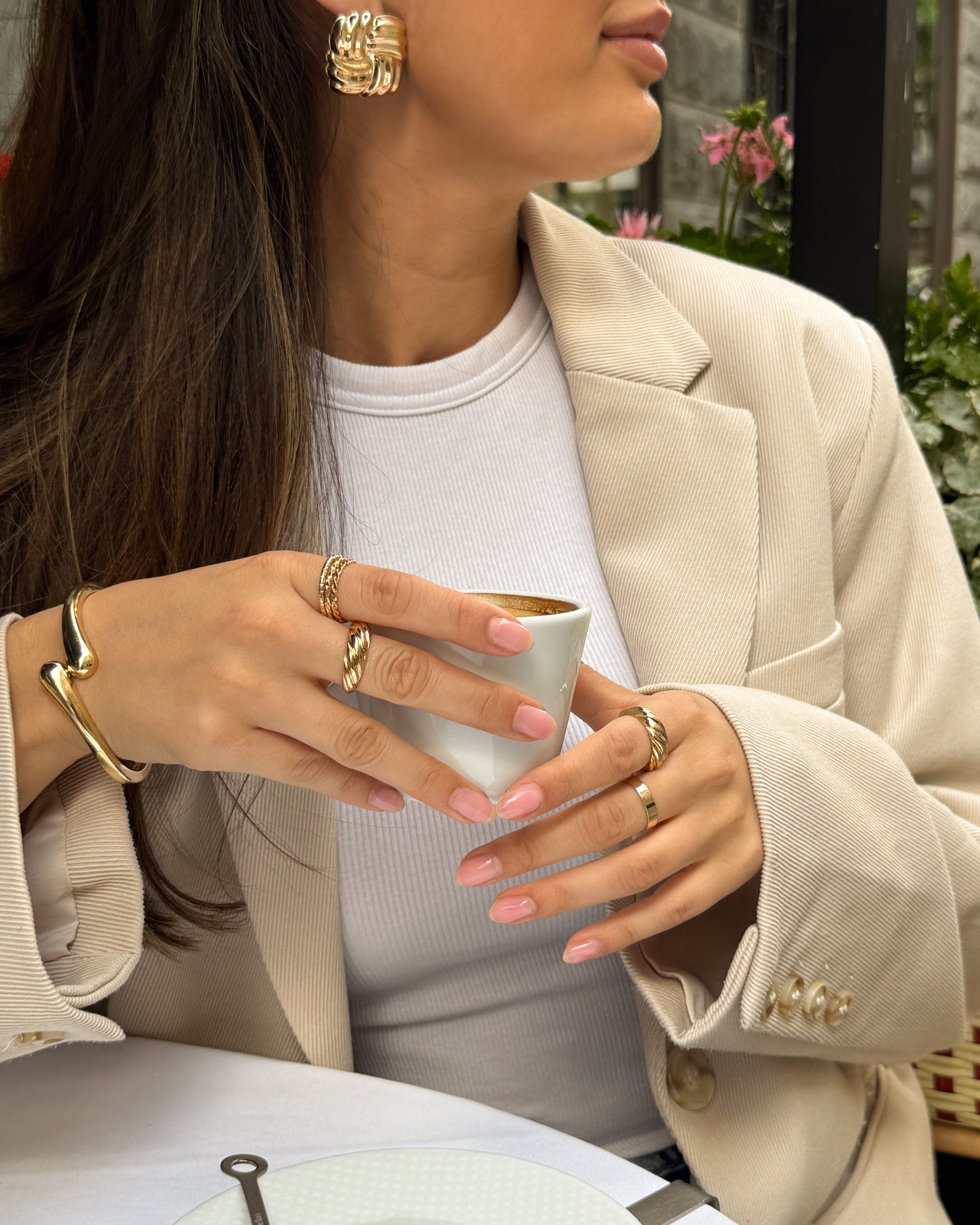 Guldfärgad bangle med rundad form - 60mm