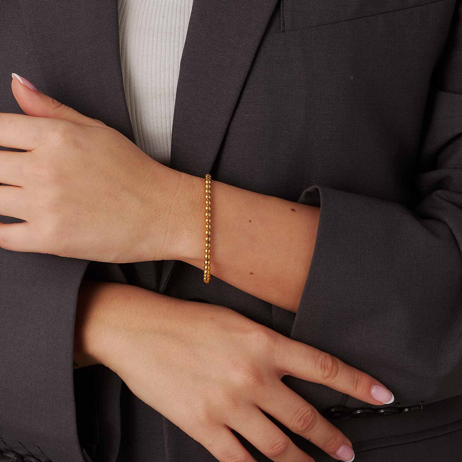 Armband i guldpläterat stål - elastiskt med 4mm kulor, 17cm