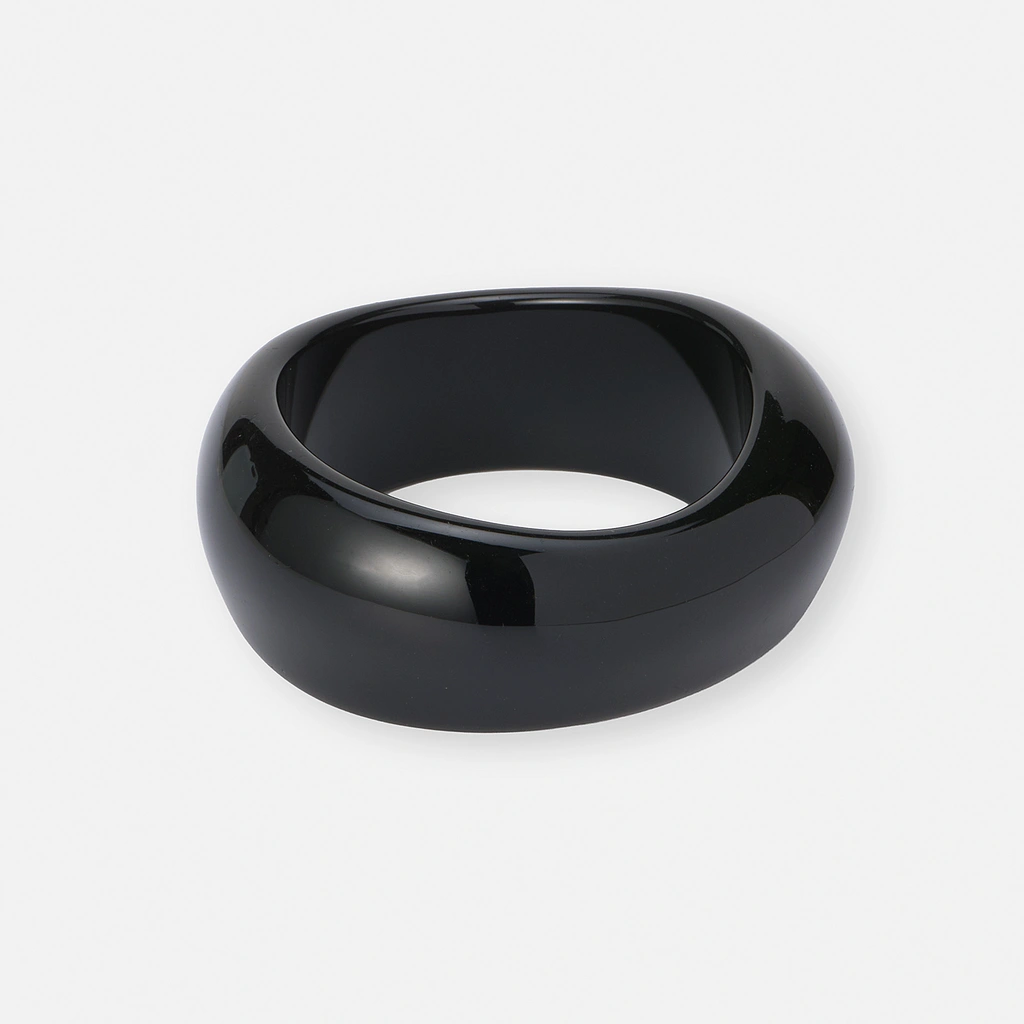 Stelt armband i svart resin - 3,5 cm brett, 63 mm i diameter