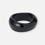 Stelt armband i svart resin - 3,5 cm brett, 63 mm i diameter