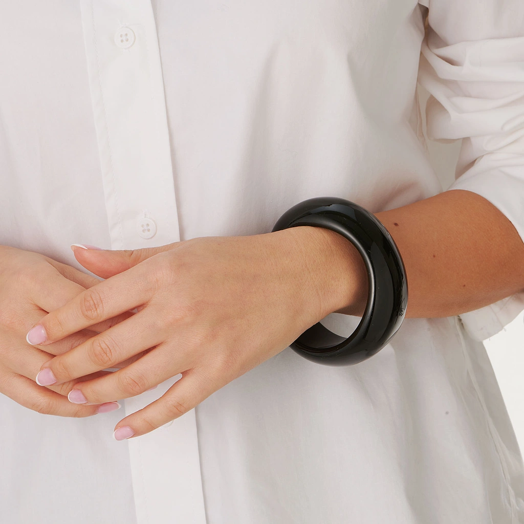 Stelt armband i svart resin - 3,5 cm brett, 63 mm i diameter