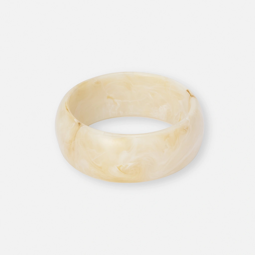 Stelt armband i vit resin - 3,5 cm brett, 63 mm i diameter