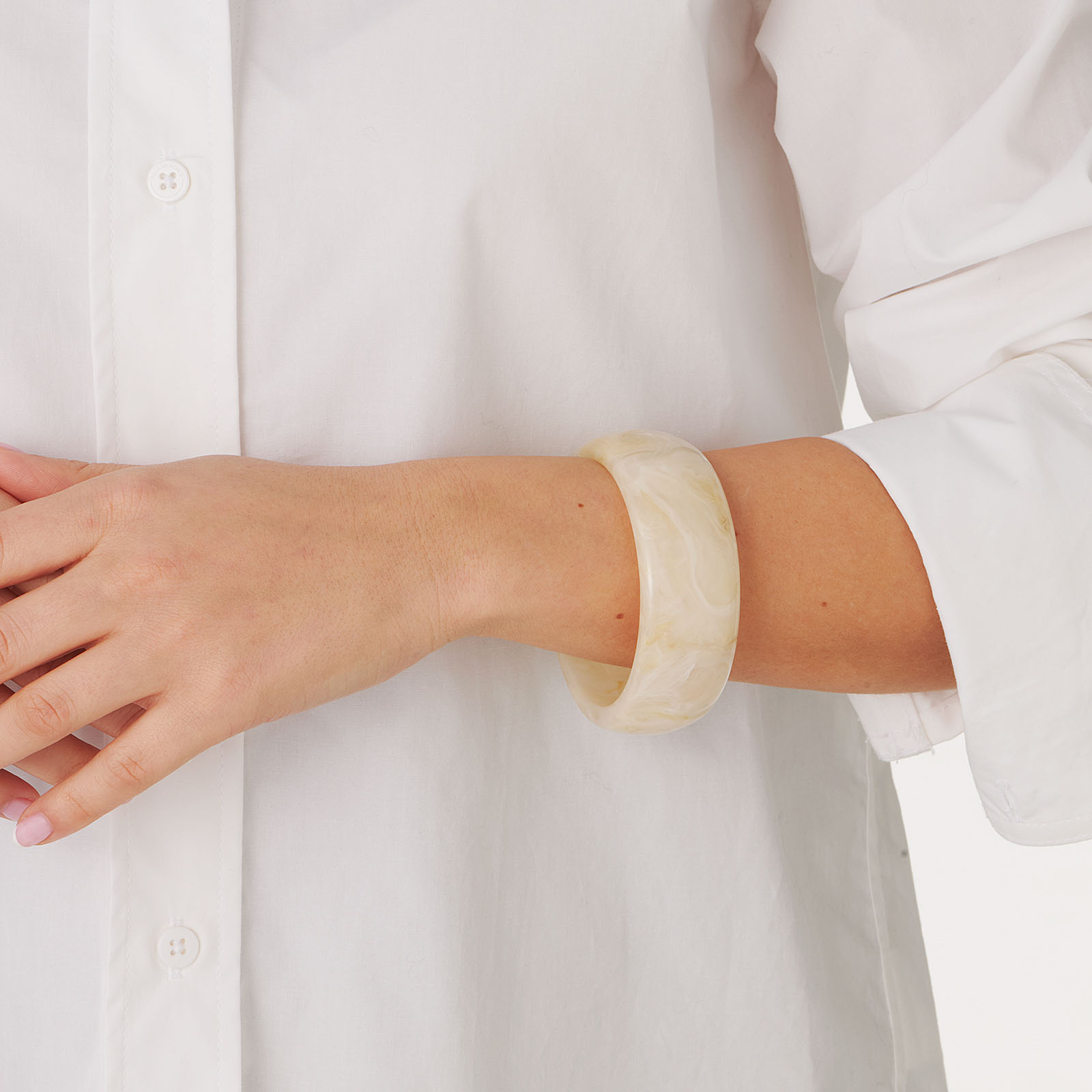 Stelt armband i vit resin - 3,5 cm brett, 63 mm i diameter
