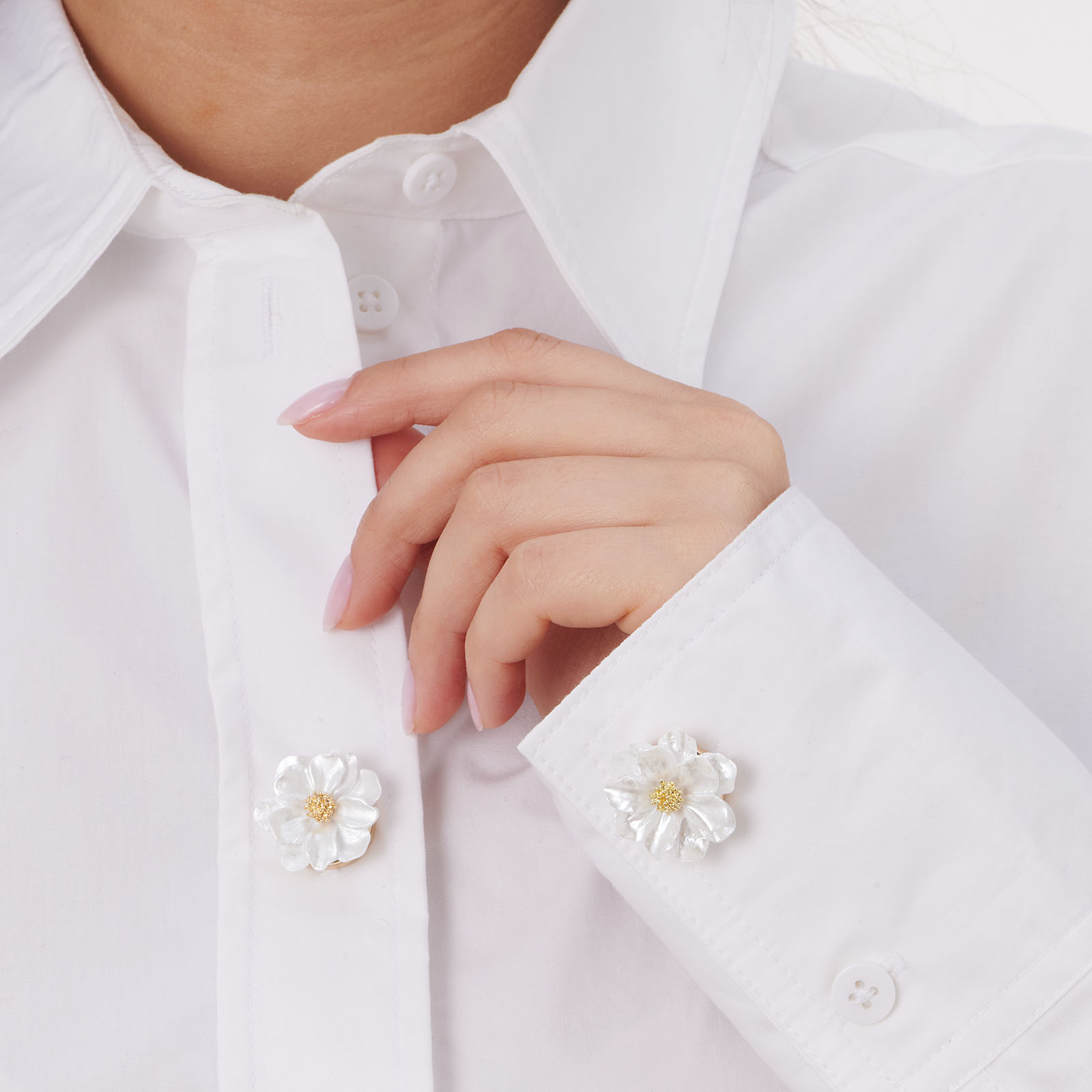 Guldfärgade knapp-covers, blomma med pärlemoreffekt