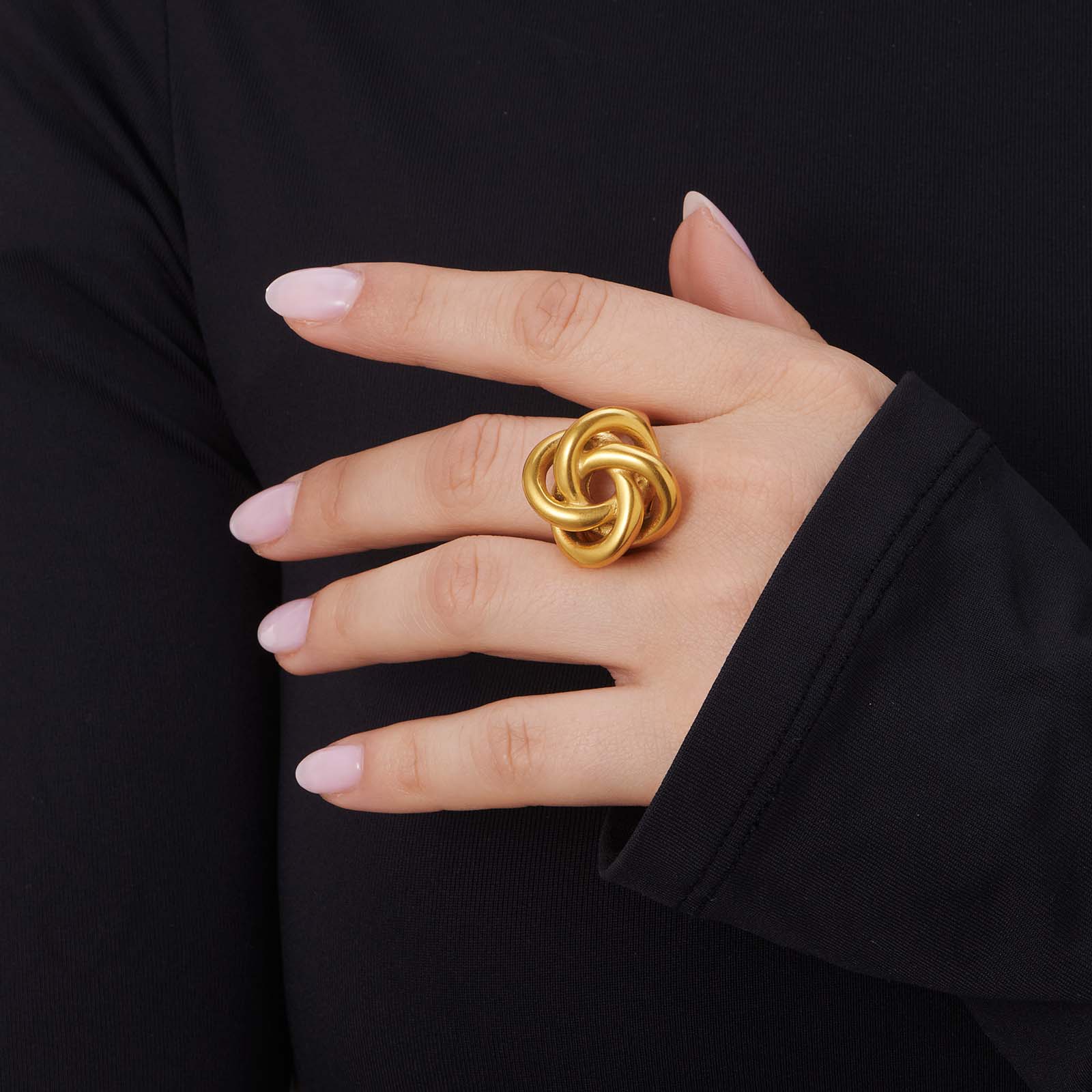 Guldfärgad ring med knutdesign - storlek 18