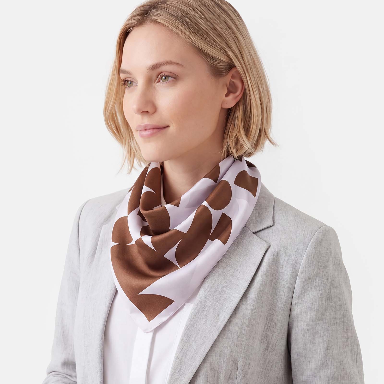 Vit och brun mönstrad scarf