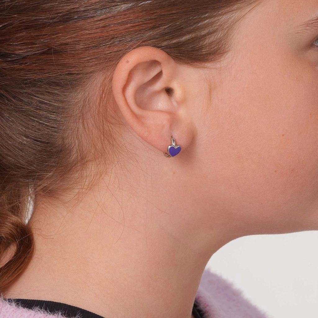 Örhängen i stål - hoops med lila emaljhjärta, 12 mm