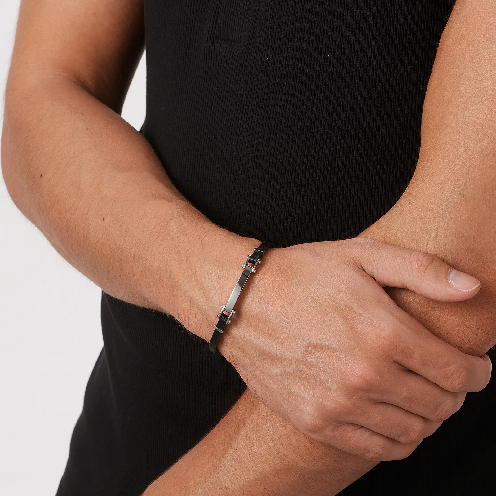 Silverfärgat armband, ID-bricka med svart läder - 19+2,5 cm