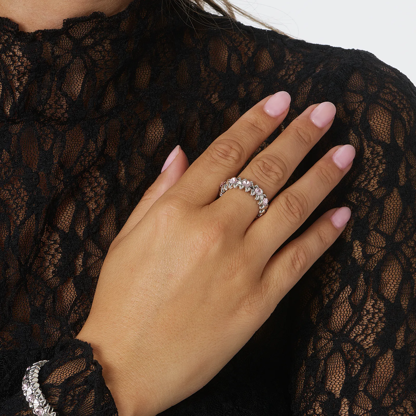 Silverfärgad ring Spike Noir, rosa hjärtan - 18 mm