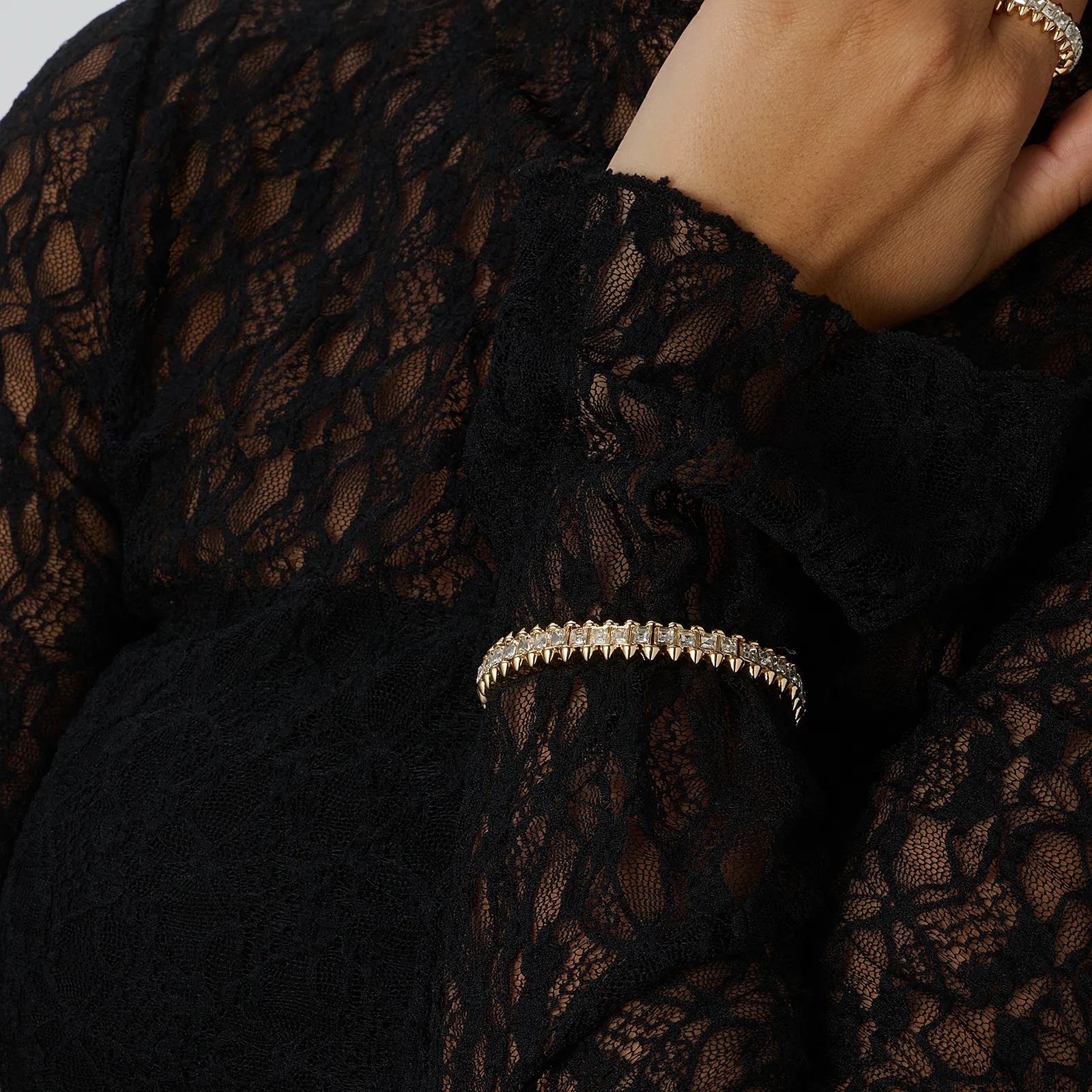 Guldfärgat armband Spike Noir, klara stenar med nitar - Elastiskt