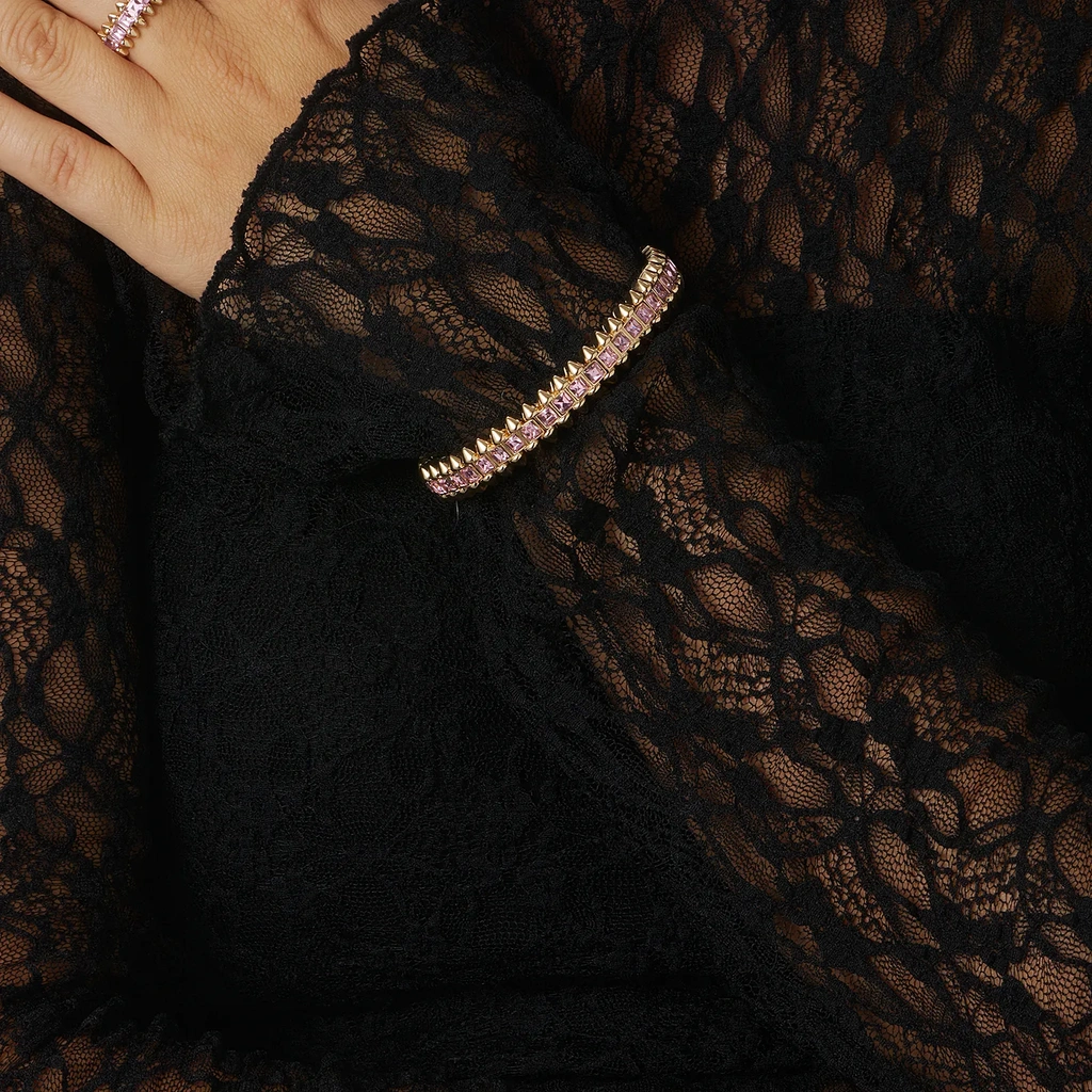 Guldfärgat armband Spike Noir, rosa stenar med nitar - Elastiskt