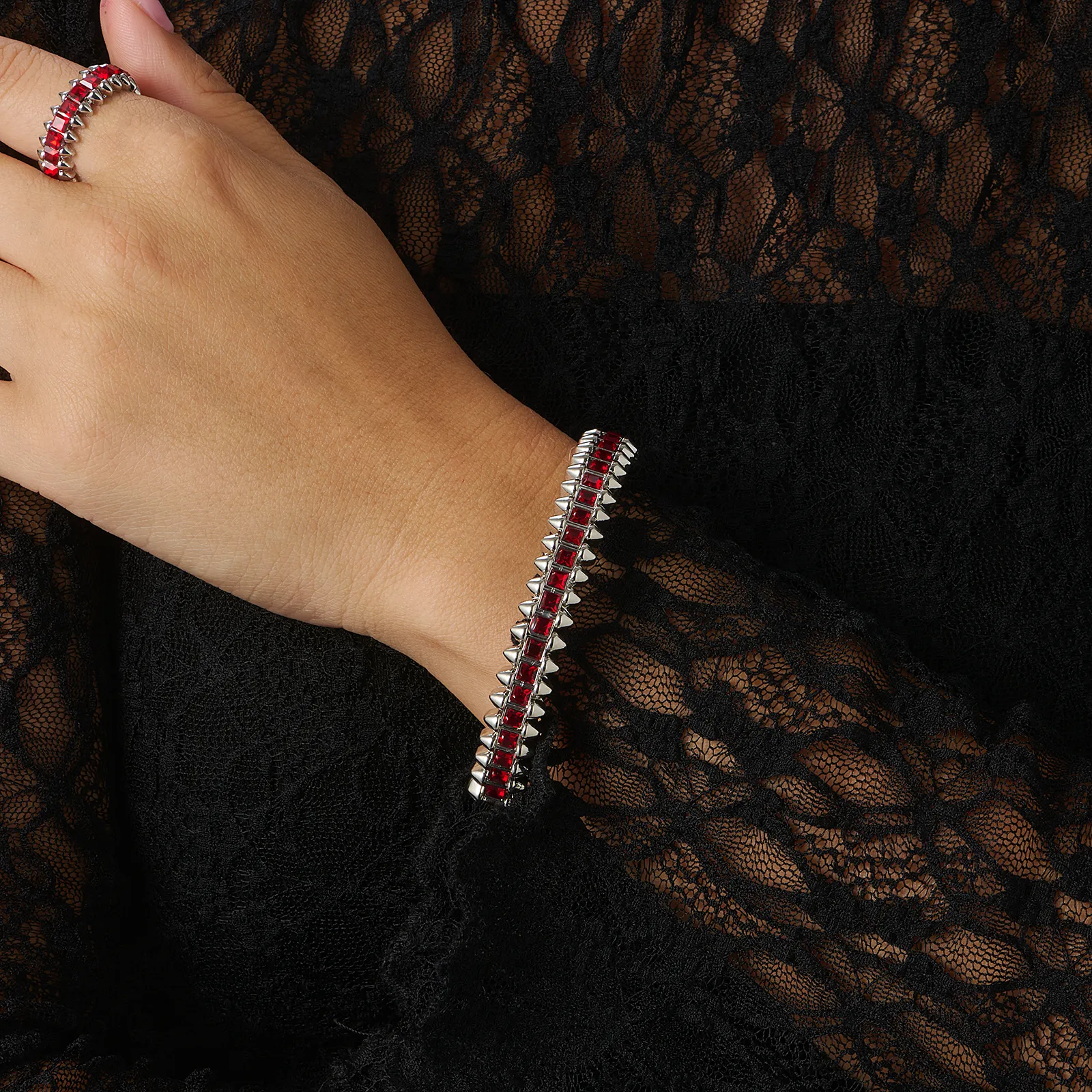 Silverfärgat armband Spike Noir, röda stenar med nitar - Elastiskt