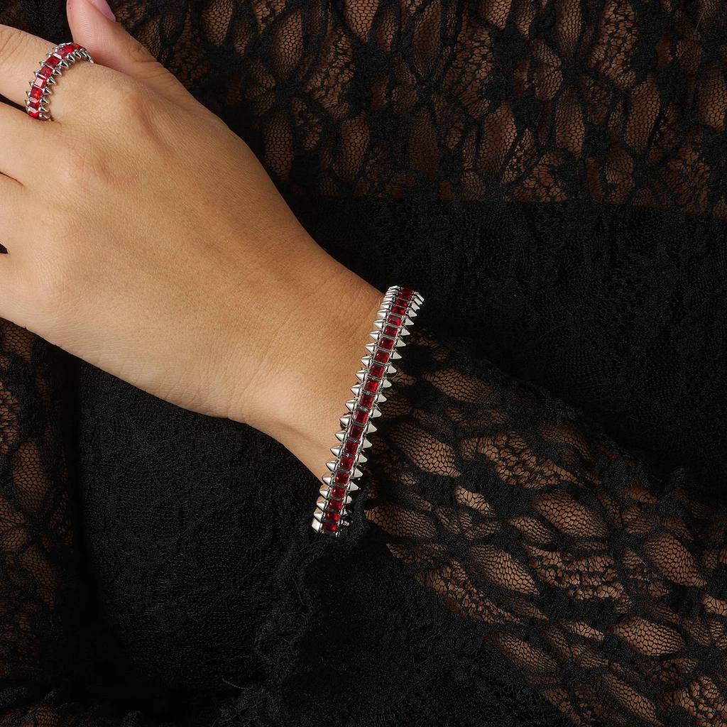 Silverfärgat armband Spike Noir, röda stenar med nitar - Elastiskt