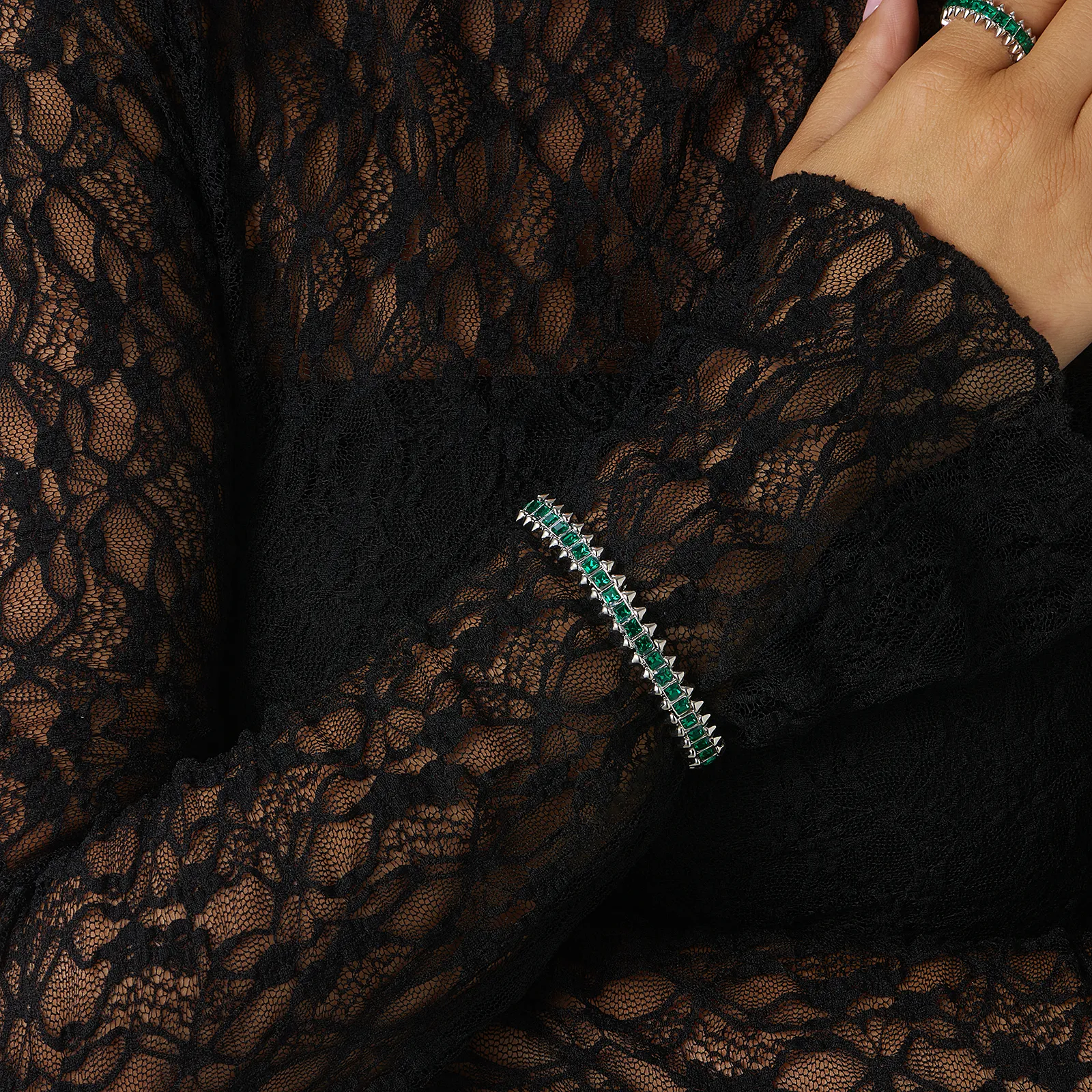 Silverfärgat armband Spike Noir, gröna stenar - Elastiskt