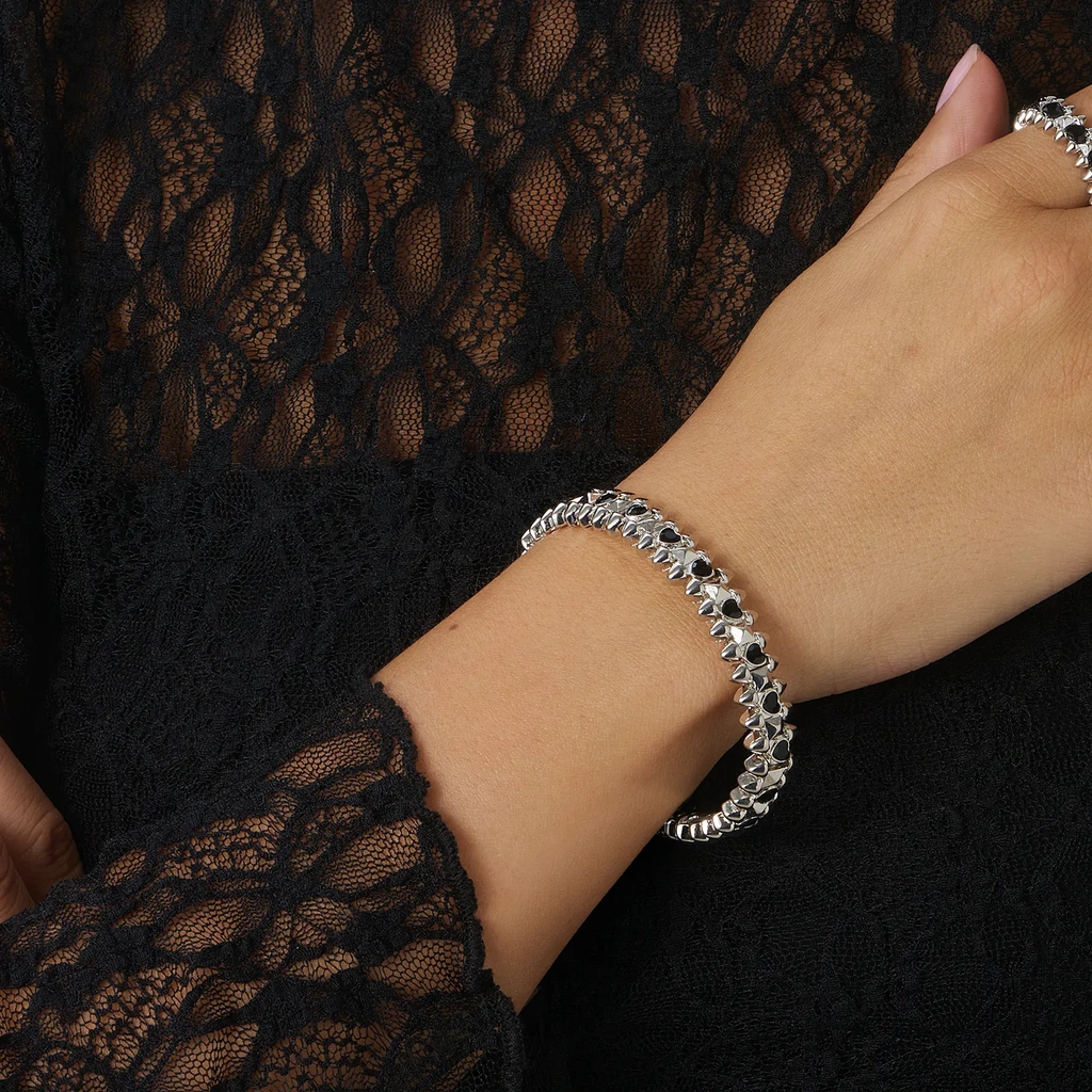 Silverfärgat armband Spike Noir, svarta hjärtan - Elastiskt