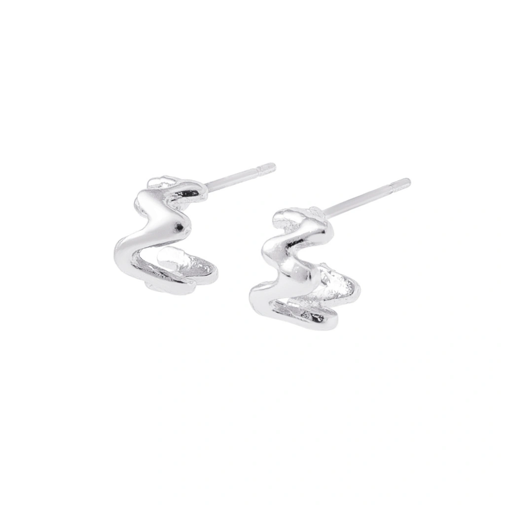 Silverfärgade örhängen C-hoops, vågig design - 1,5cm