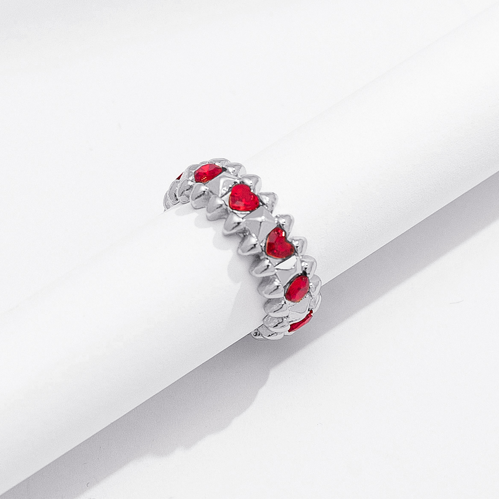 Silverfärgad ring Spike Noir, röda hjärtan - 17 mm