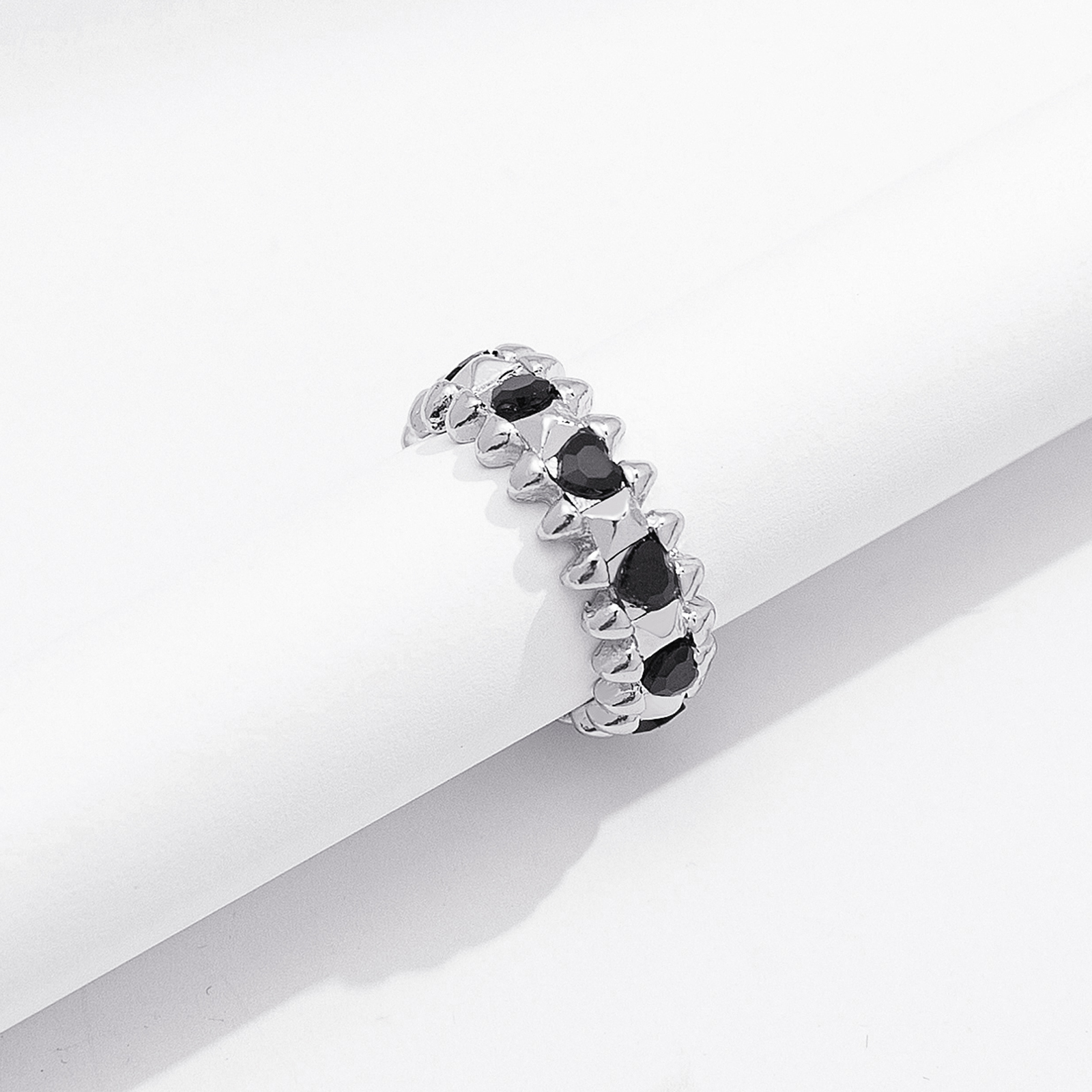 Silverfärgad ring Spike Noir, svarta hjärtan - 17 mm