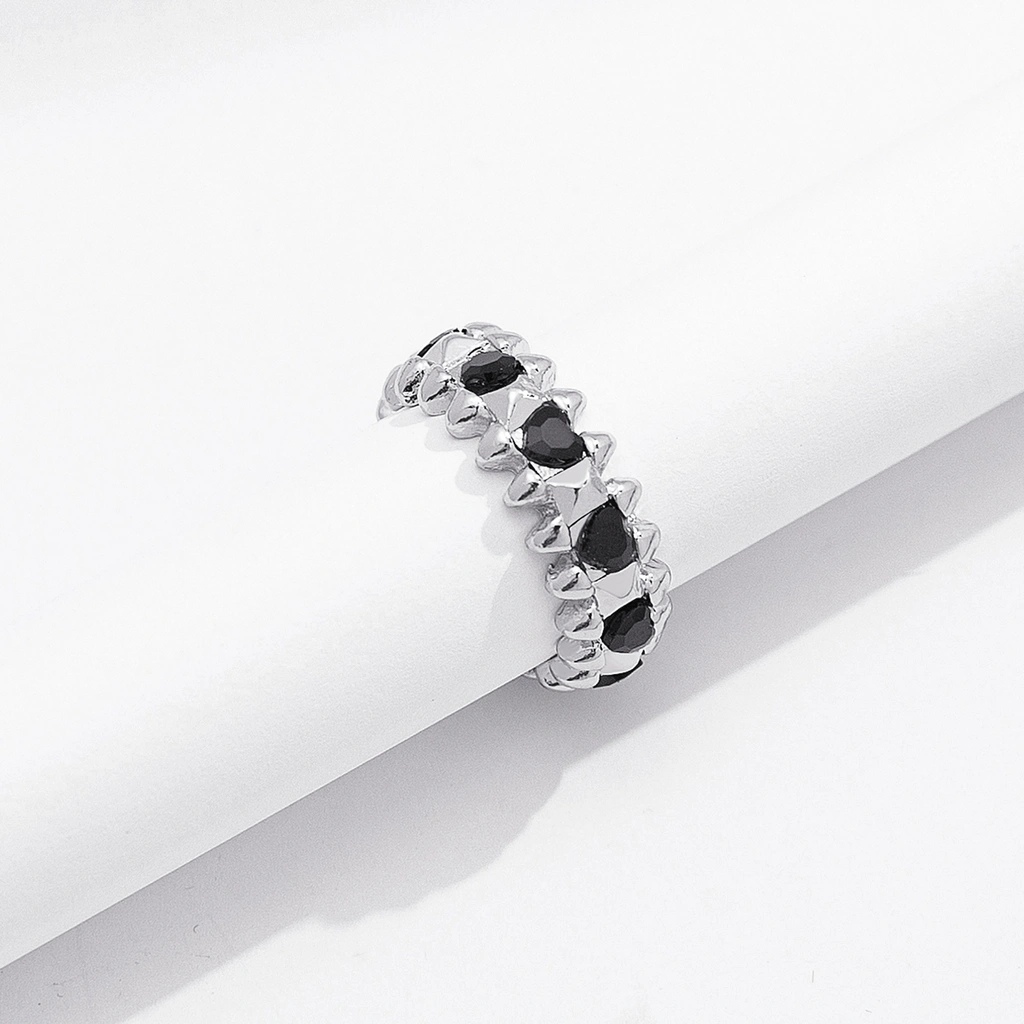 Silverfärgad ring Spike Noir, svarta hjärtan - 17 mm