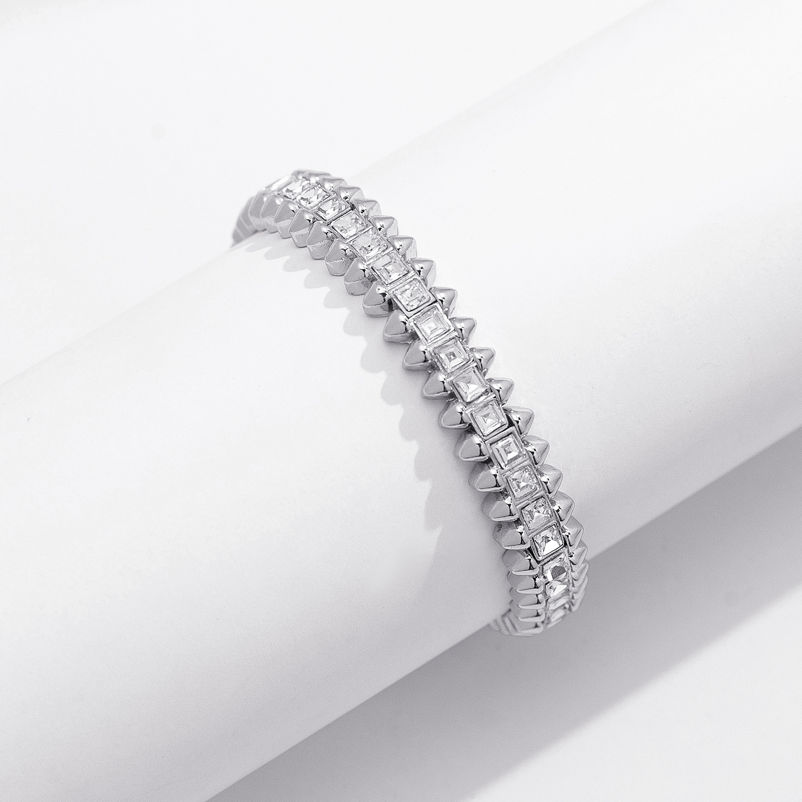 Silverfärgat armband Spike Noir, klara stenar med nitar - Elastiskt