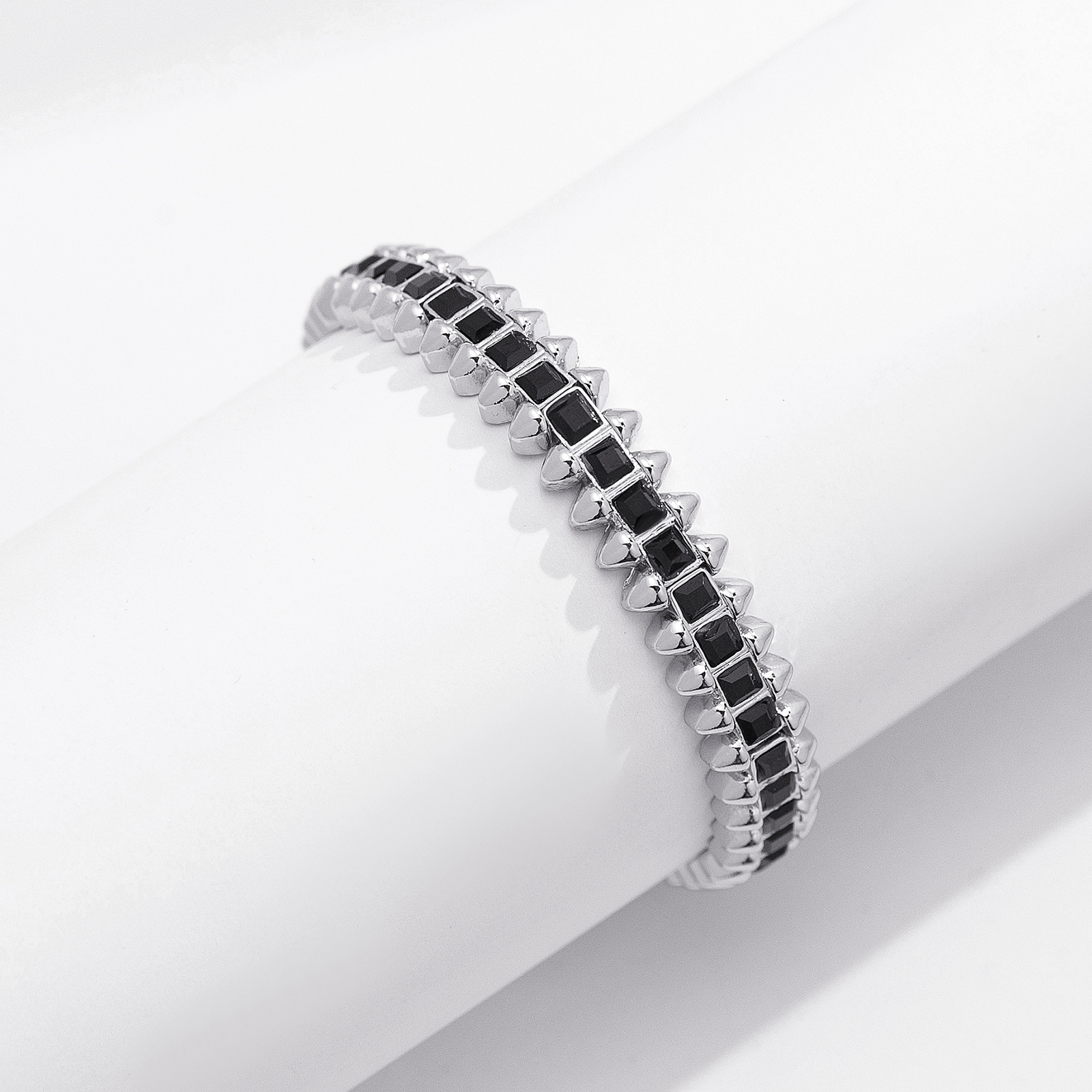 Silverfärgat armband Spike Noir, svarta stenar med nitar - Elastiskt