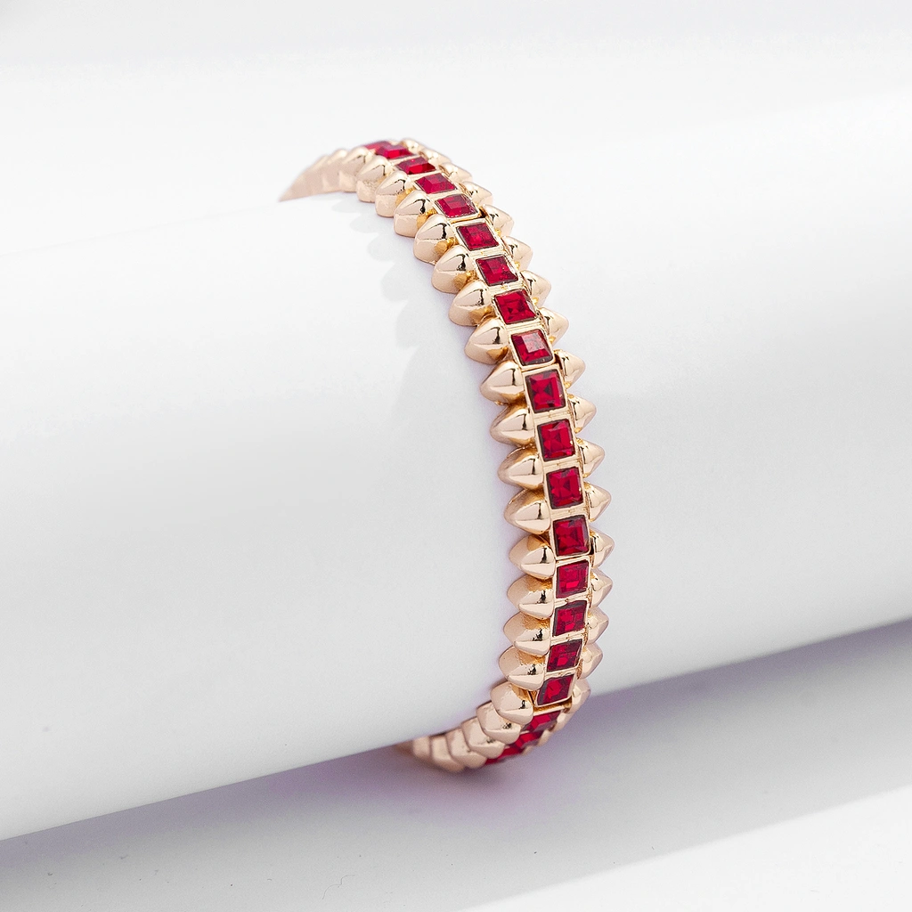 Guldfärgat armband Spike Noir, röda stenar med nitar - Elastiskt