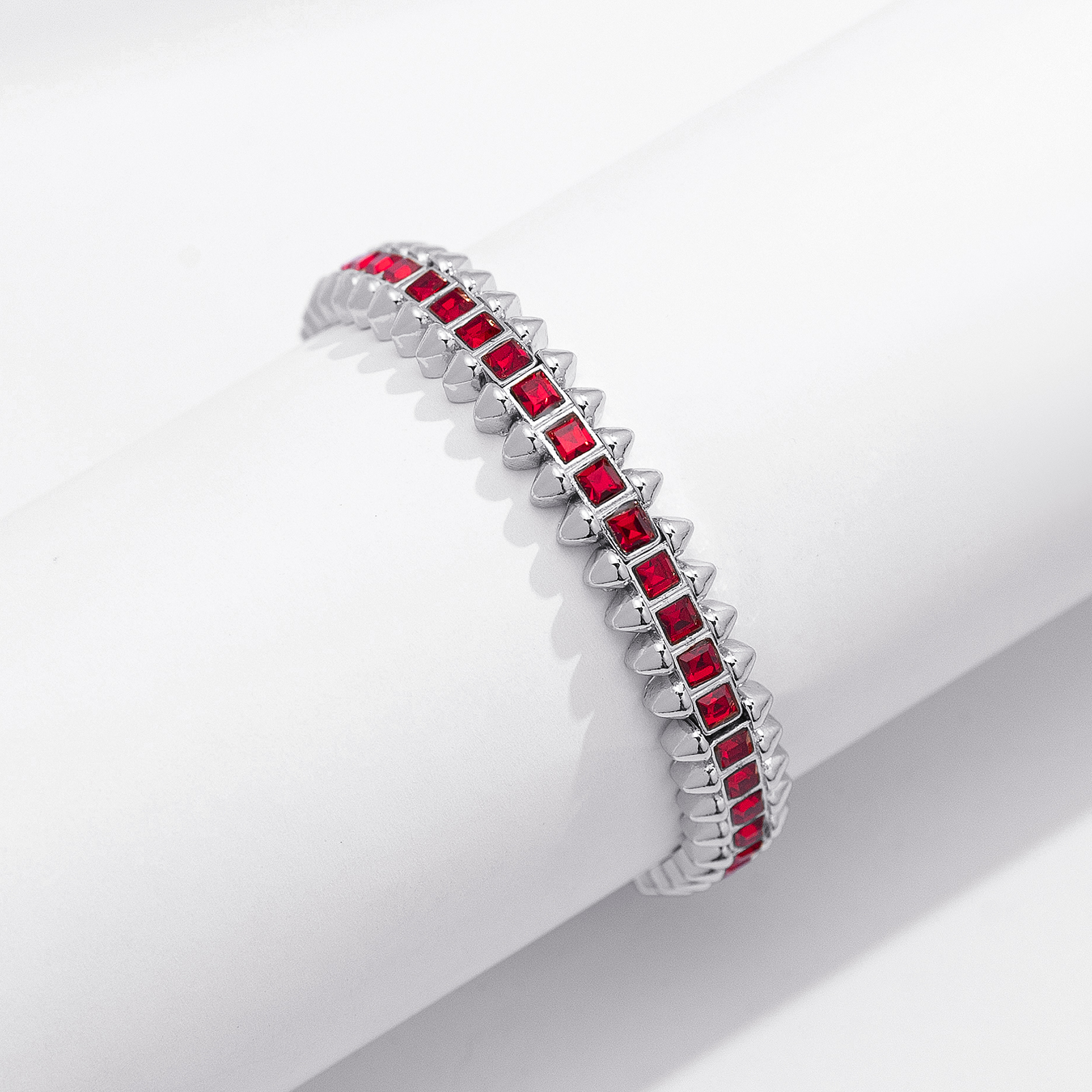 Silverfärgat armband Spike Noir, röda stenar med nitar - Elastiskt