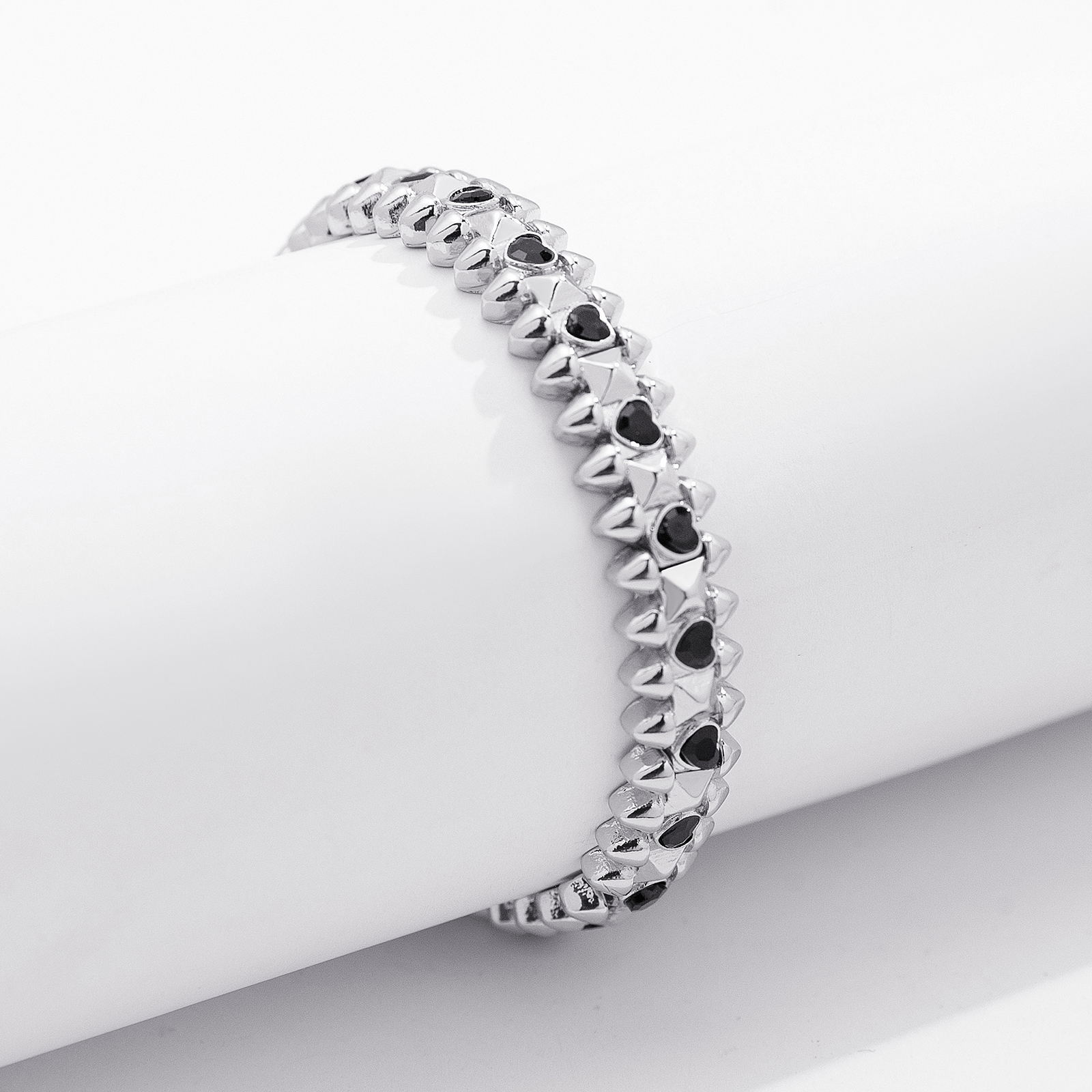 Silverfärgat armband Spike Noir, svarta hjärtan - Elastiskt