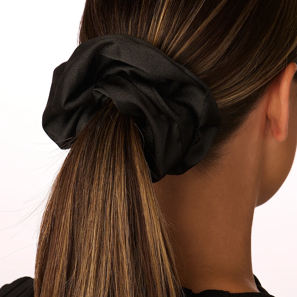 Svart hårsnodd, voluminös scrunchie i satin - 16cm