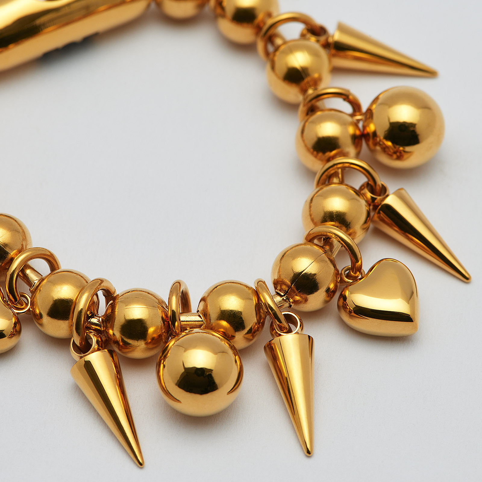 Armband guldpläterat stål, kulor, hjärtan, spikes - 18,5 cm