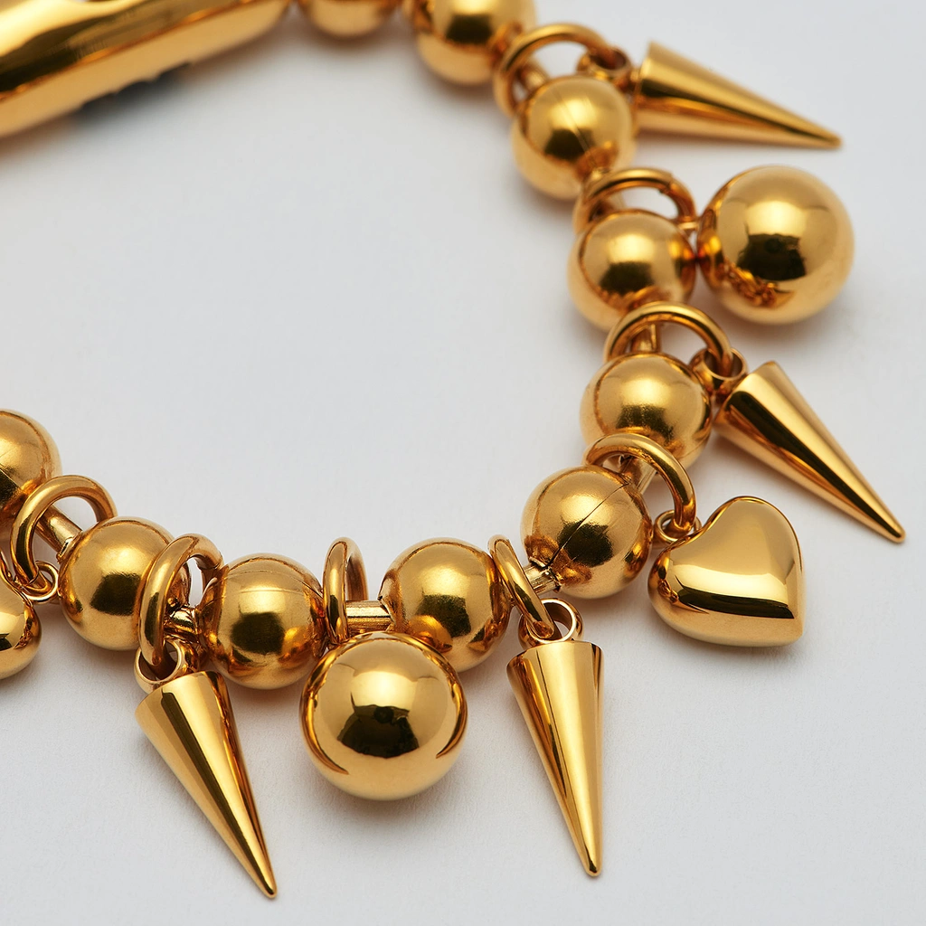 Armband guldpläterat stål, kulor, hjärtan, spikes - 18,5 cm