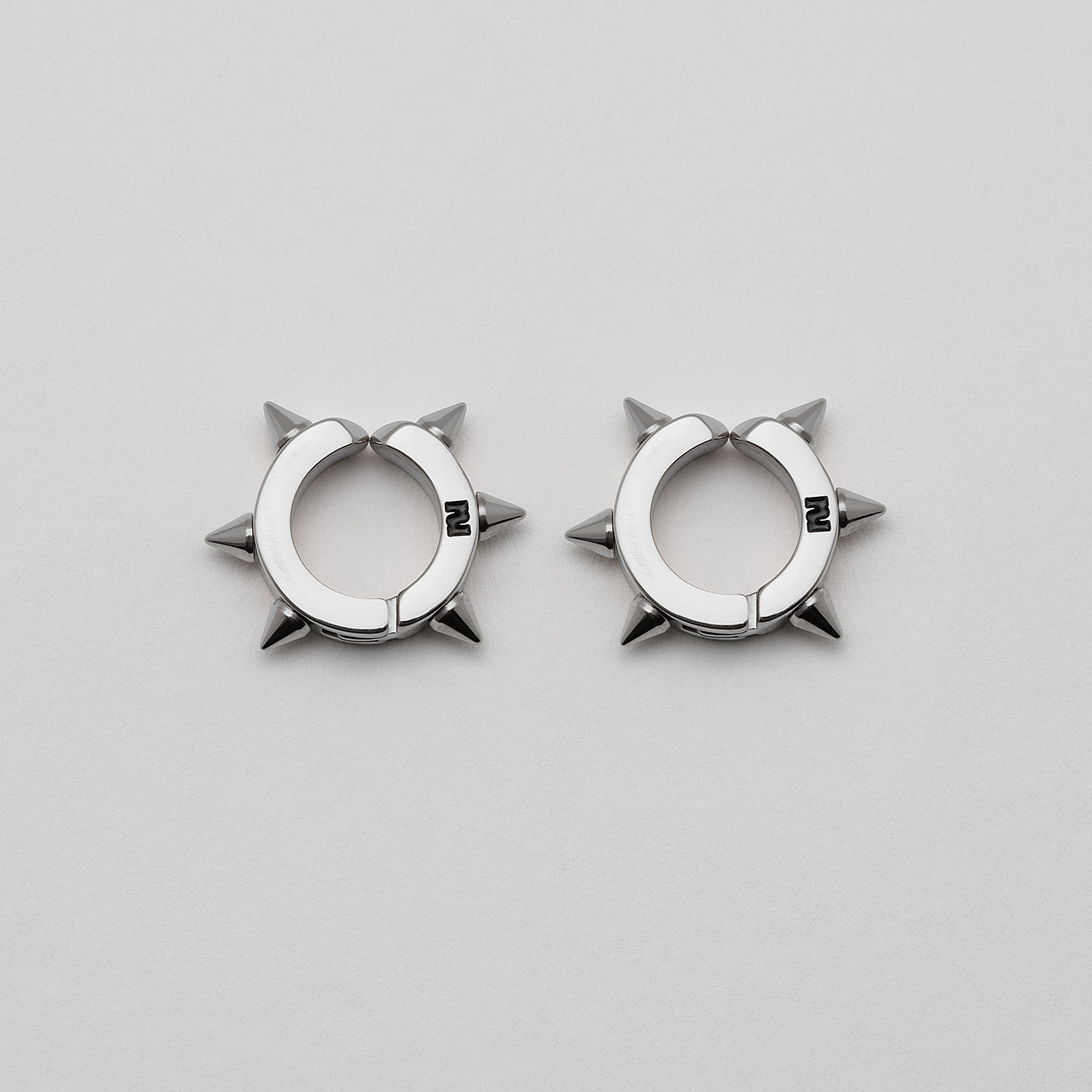Örhängen stål: Ear cuff med nitar - one size