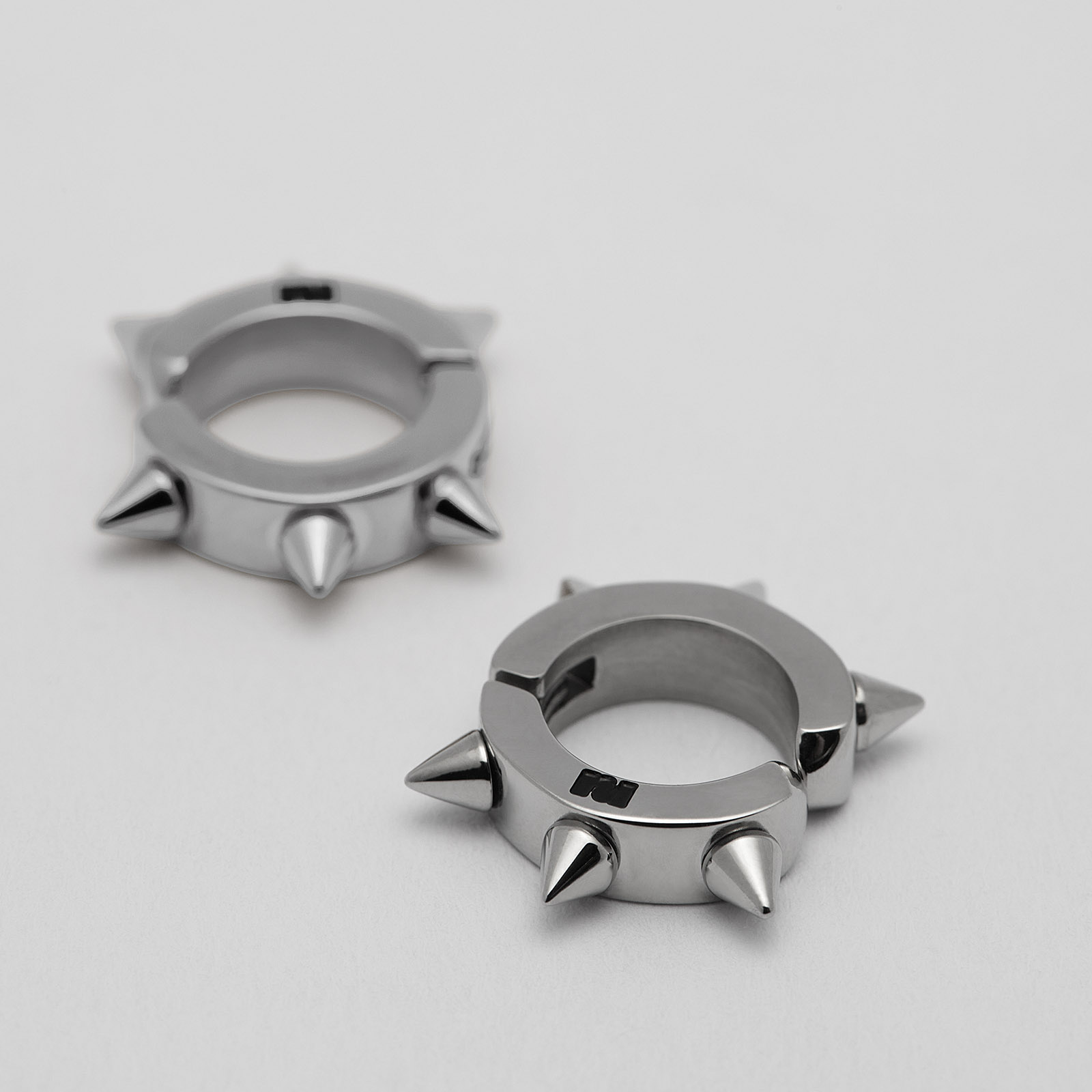 Örhängen stål: Ear cuff med nitar - one size