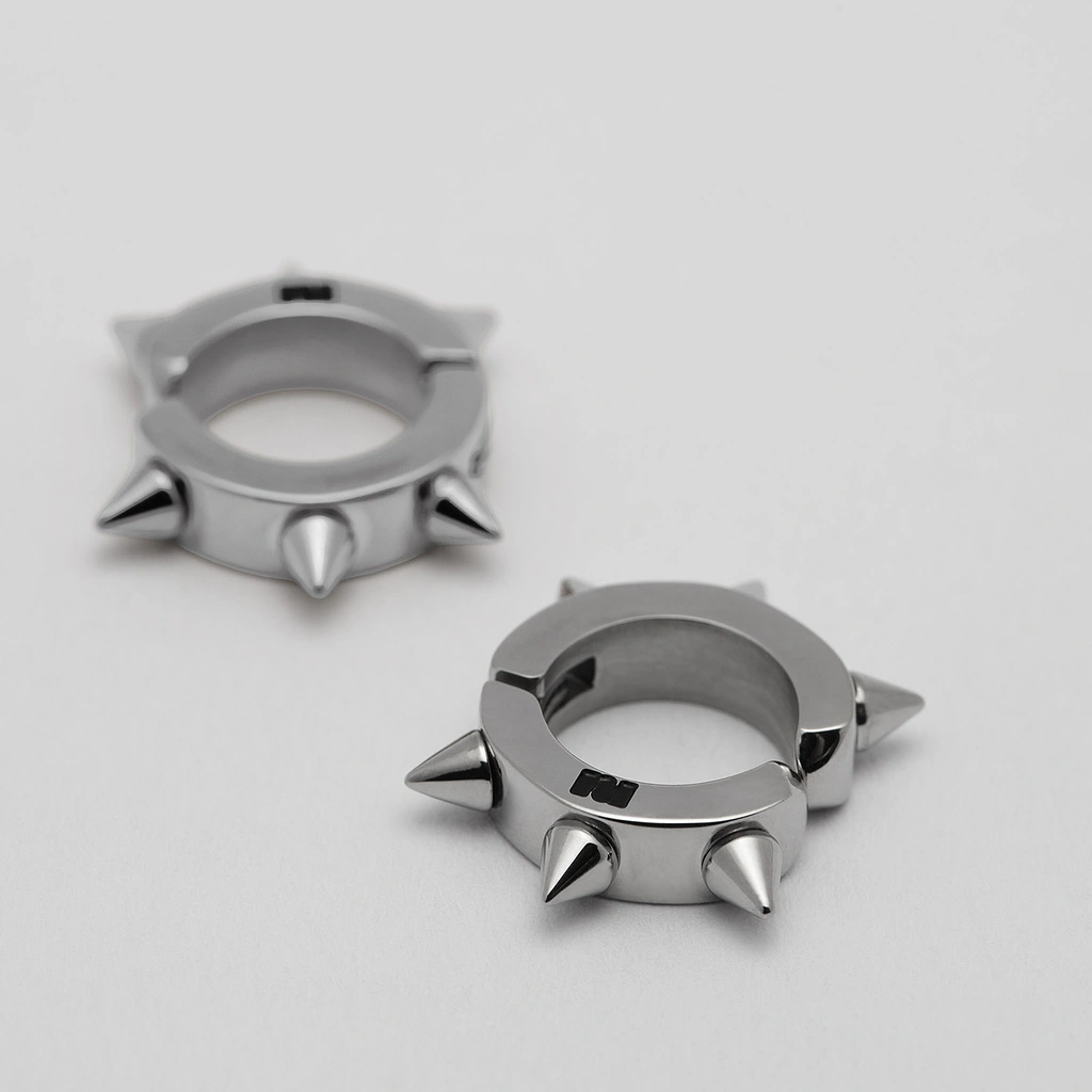 Örhängen stål: Ear cuff med nitar - one size