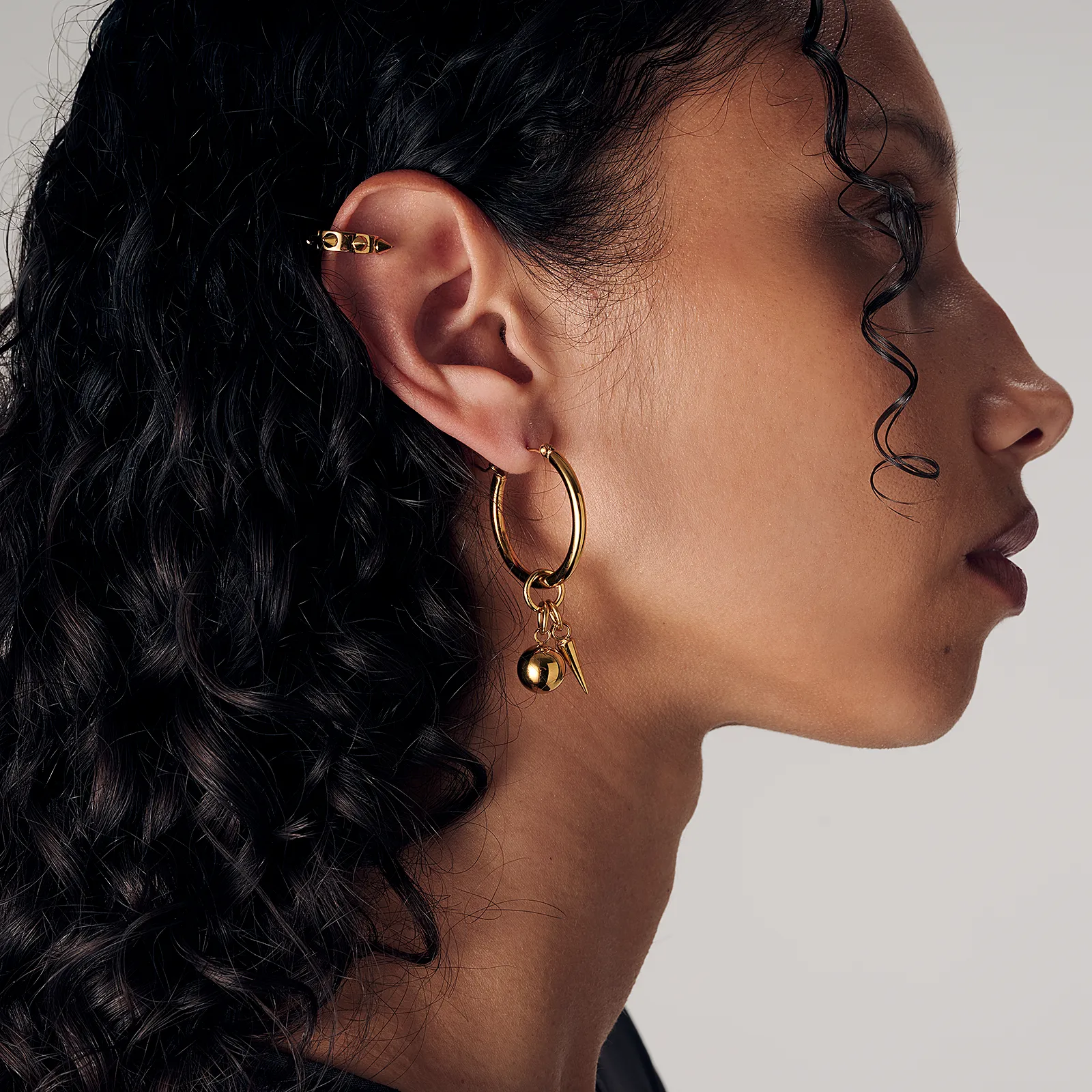Örhängen stål: Ear cuff med nitar - one size