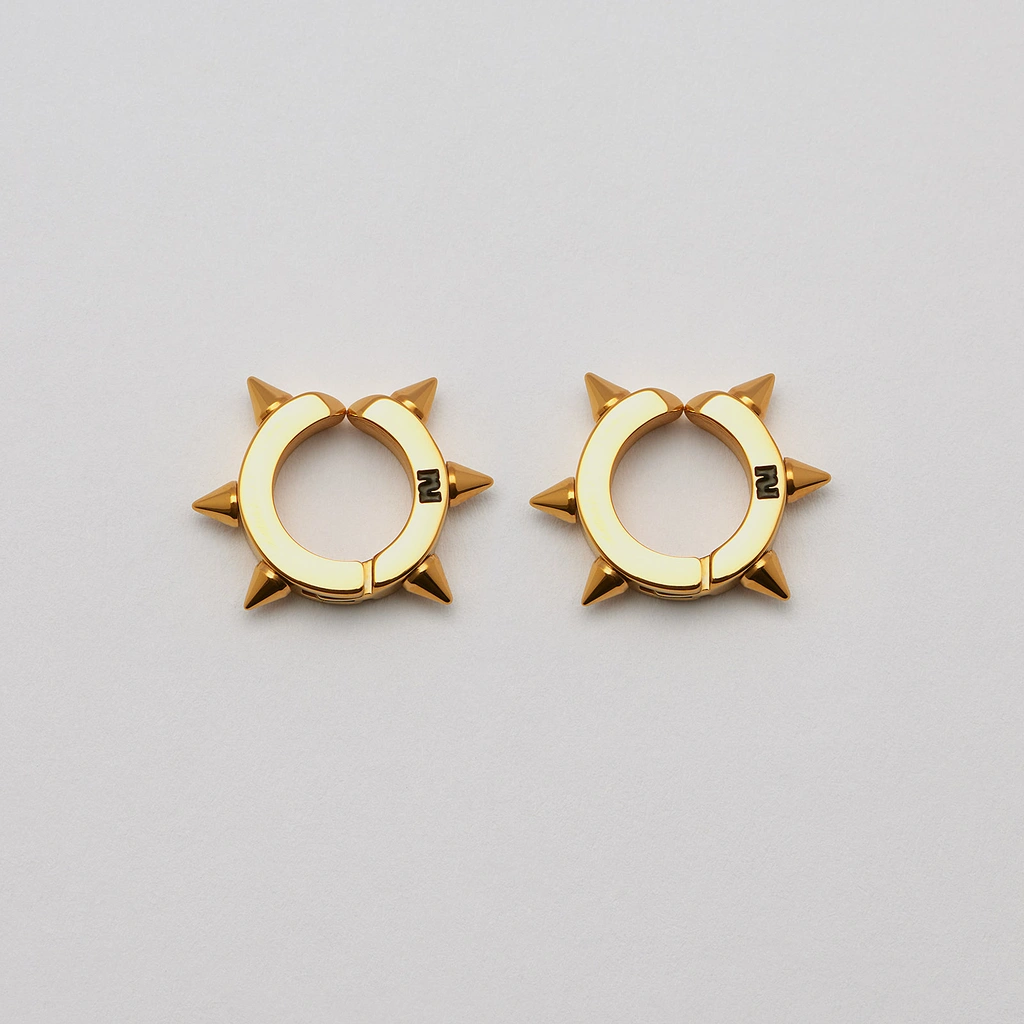 Guldpläterade örhängen stål: Ear cuff med nitar - one size