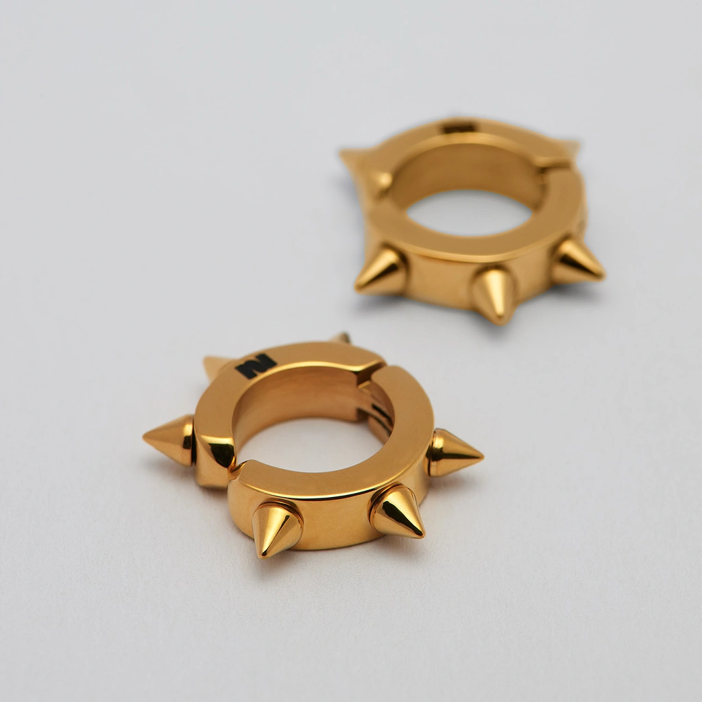 Guldpläterade örhängen stål: Ear cuff med nitar - one size