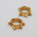 Guldpläterade örhängen stål: Ear cuff med nitar - one size
