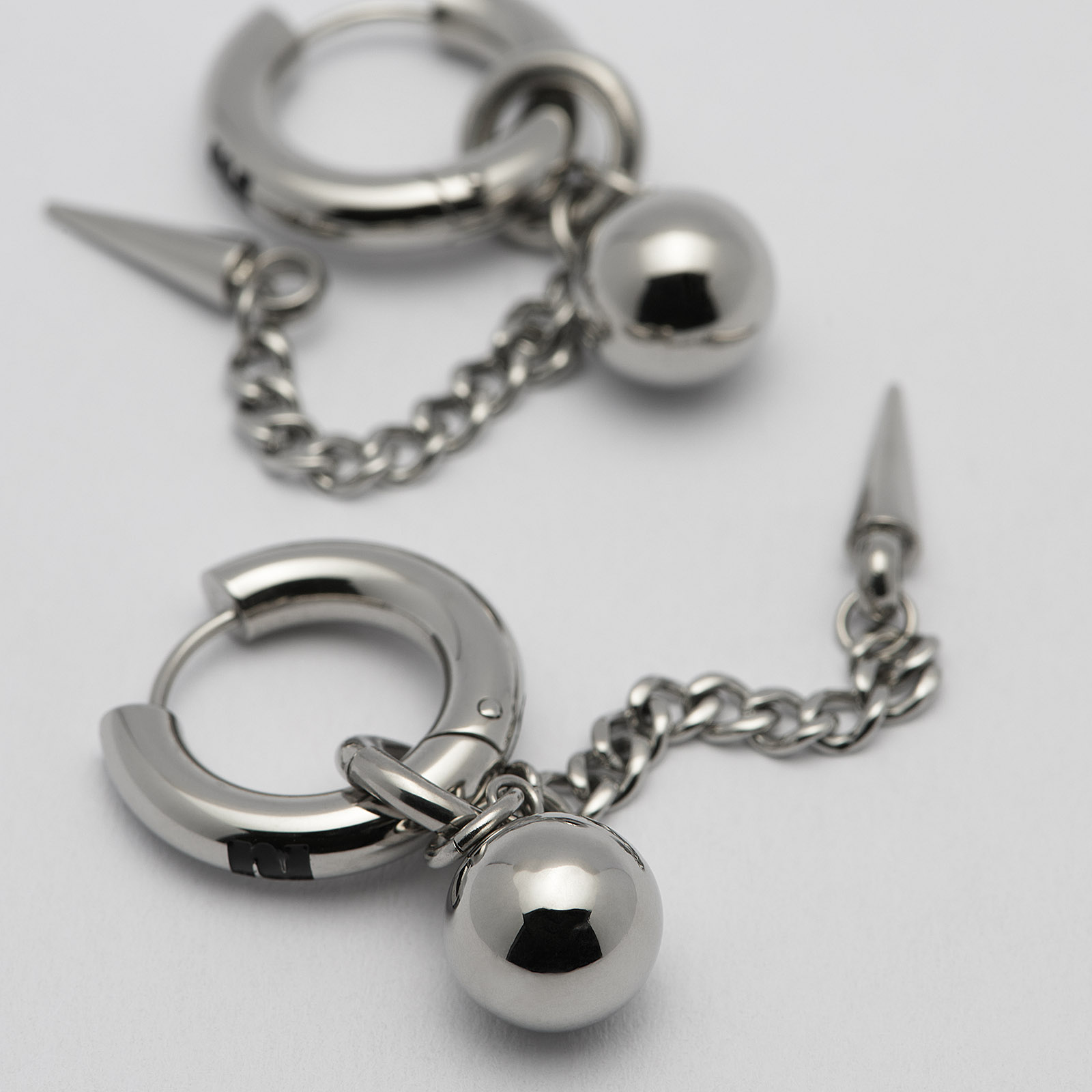 Örhängen stål, creol med kula och spike - 20 mm